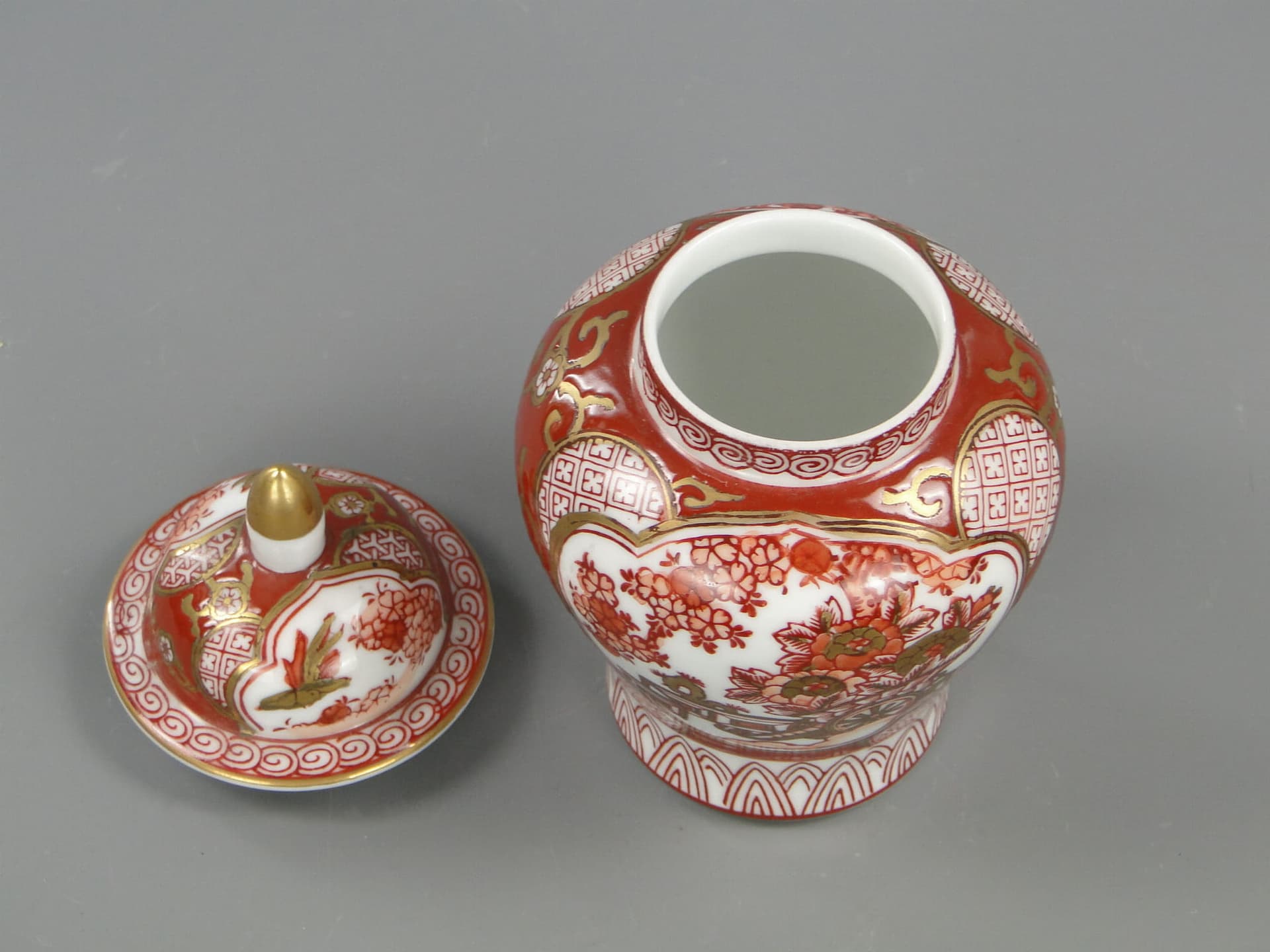 Tea caddy, red white porcelain, gilt, China, 1960s - 390344
