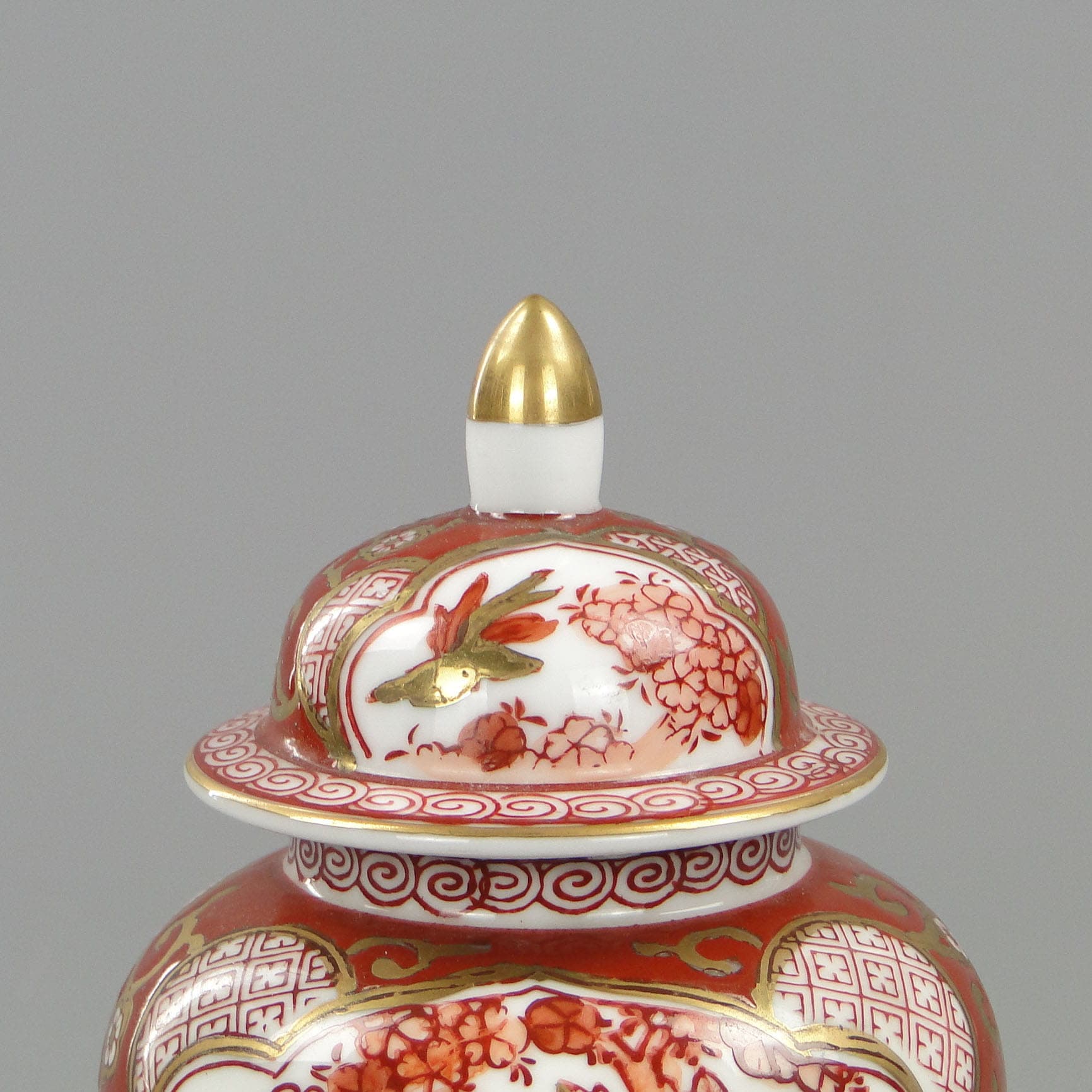Tea caddy, red white porcelain, gilt, China, 1960s - 390340