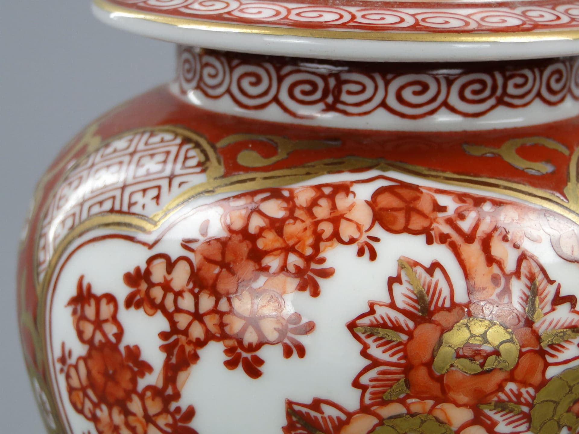 Tea caddy, red white porcelain, gilt, China, 1960s - 390341