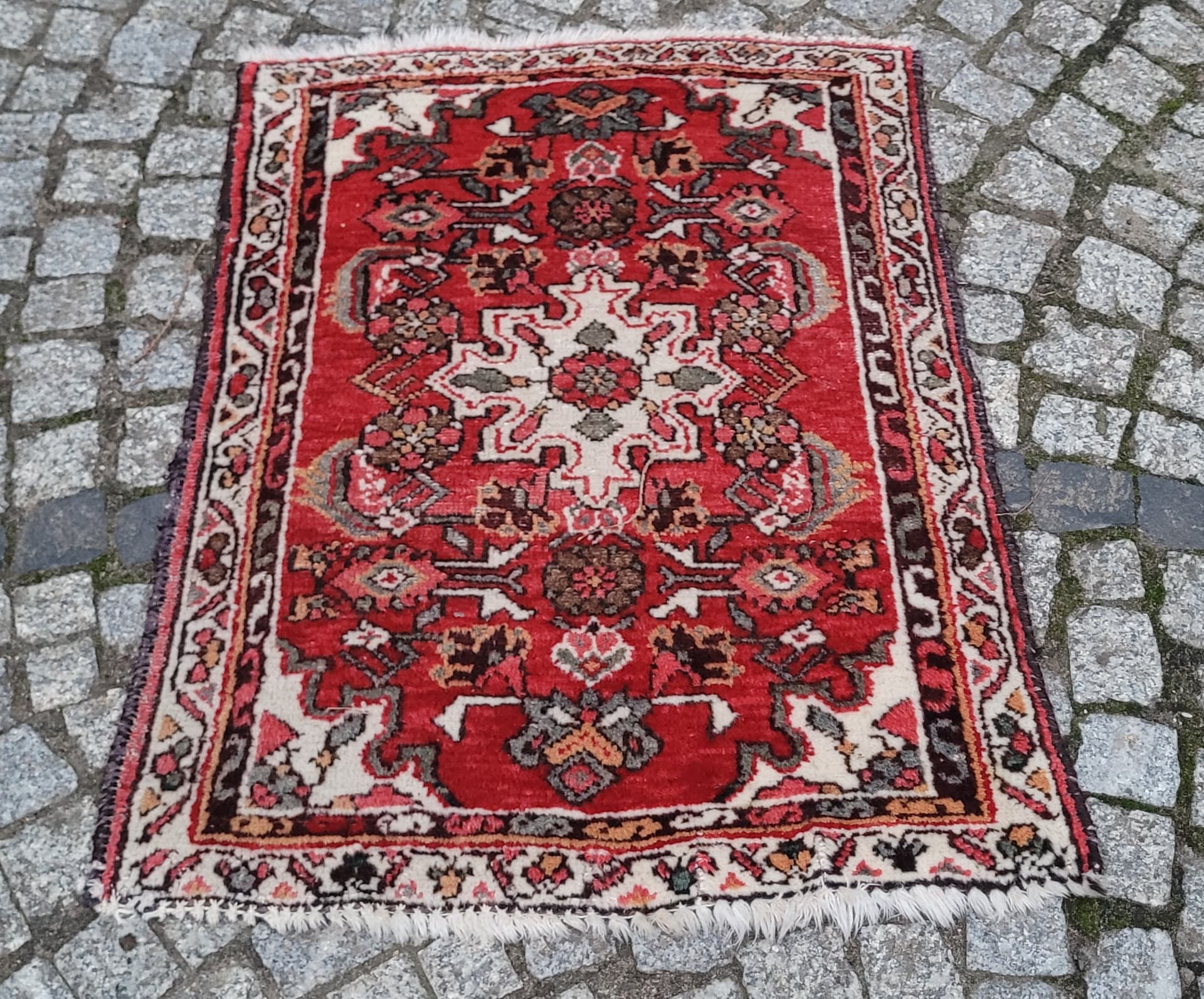 Runner rug Hamadan 85x55 cm, red, wool, Iran, early 20th c. - 390346