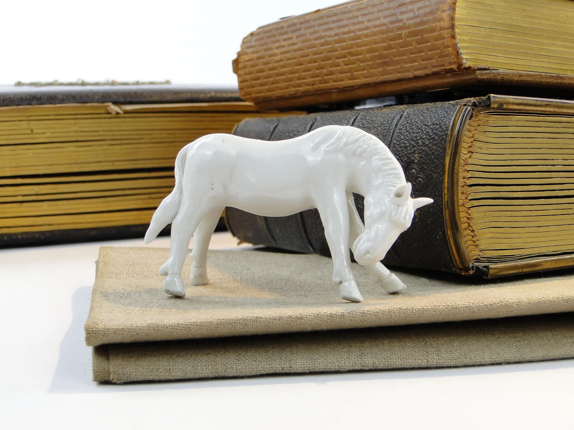 Figurka konik, porcelana biała, Wielka Brytania, początek XX w. - 390407