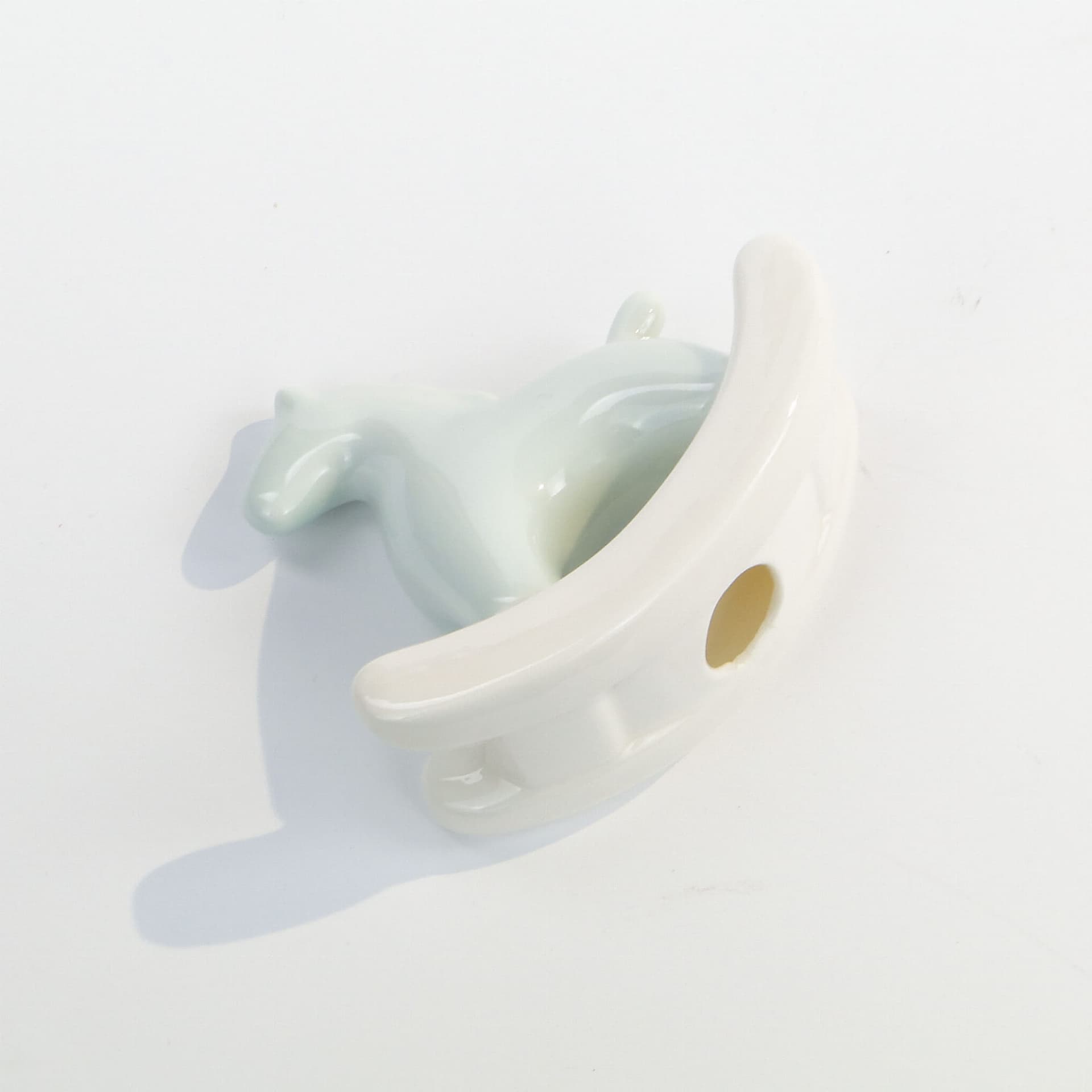 Figurka konik na biegunach, styl japandi, porcelana niebieska biała, lata 80. - 390468