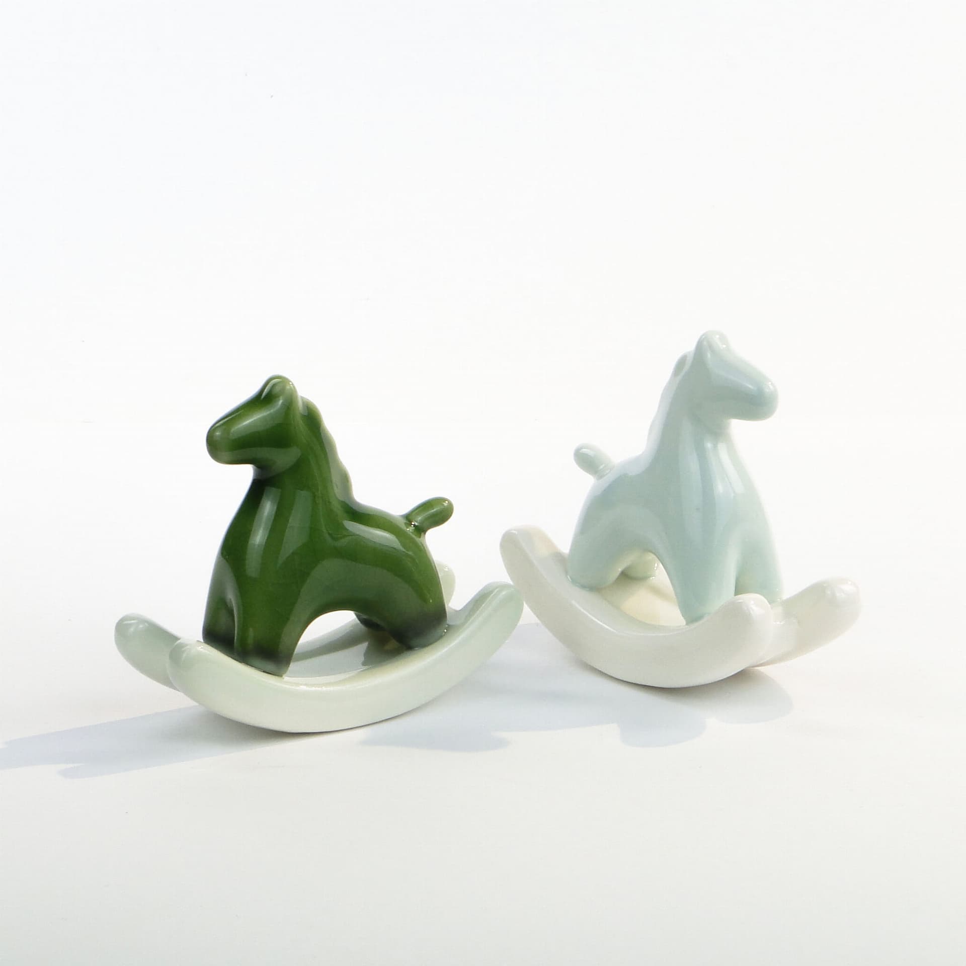 Figurka konik na biegunach, styl japandi, porcelana niebieska biała, lata 80. - 390464