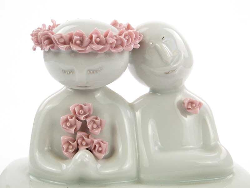 Pojemnik dekoracyjny z parą młodą, porcelana biały różowy, proj. M. Vajceova, Royal Dux Bohemia, Czechy, lata 70. - 390511