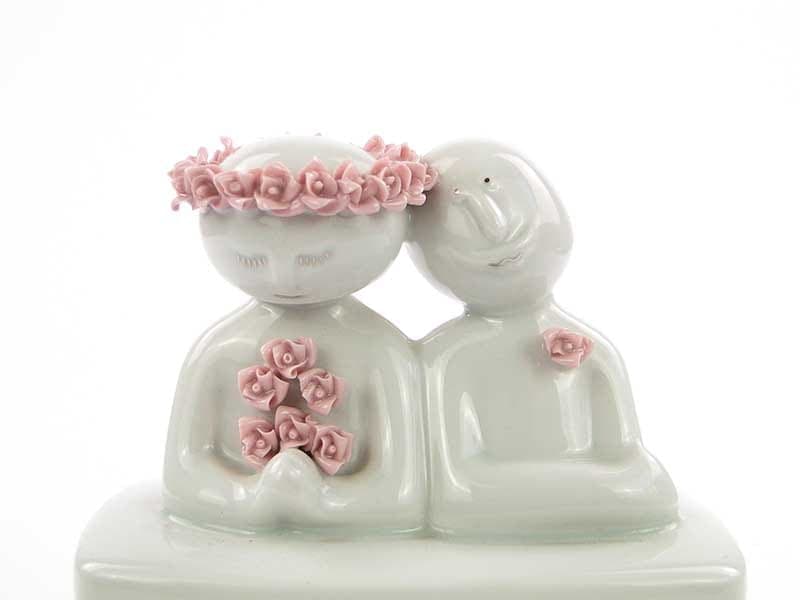 Pojemnik dekoracyjny z parą młodą, porcelana biały różowy, proj. M. Vajceova, Royal Dux Bohemia, Czechy, lata 70. - 390515