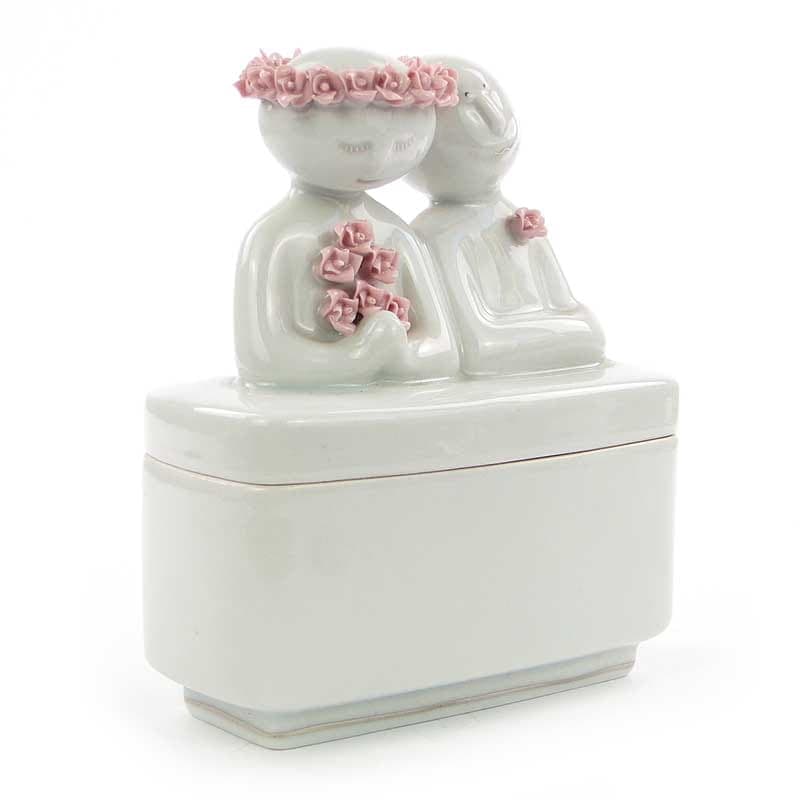 Pojemnik dekoracyjny z parą młodą, porcelana biały różowy, proj. M. Vajceova, Royal Dux Bohemia, Czechy, lata 70. - 390512