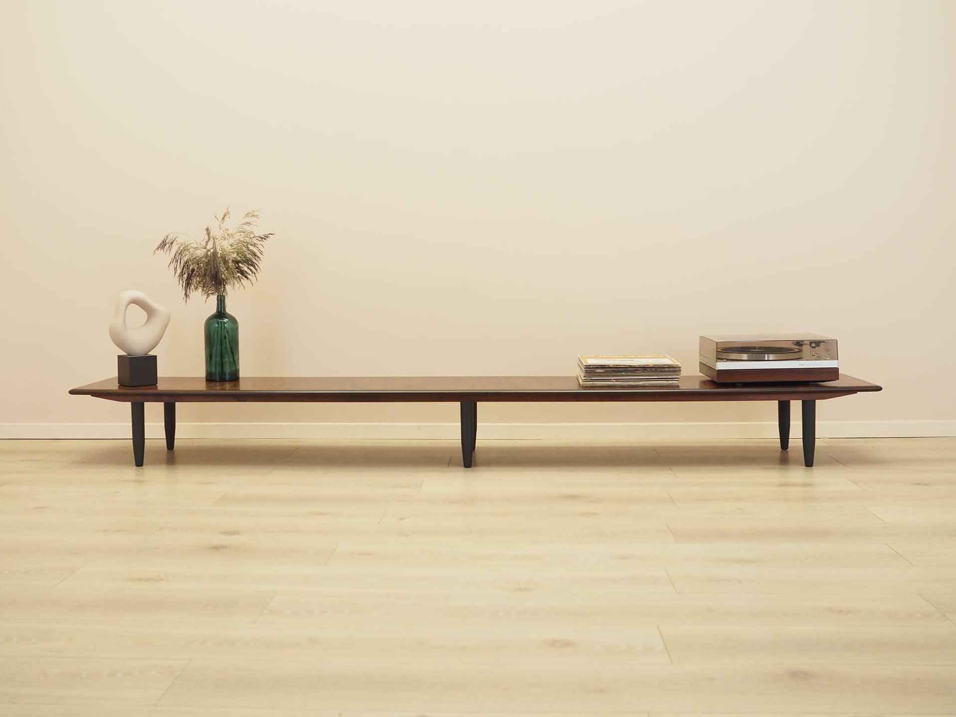 Sideboard ekspozycyjny, palisander brązowy, nogi czarne, Dania, lata 60. - 390568