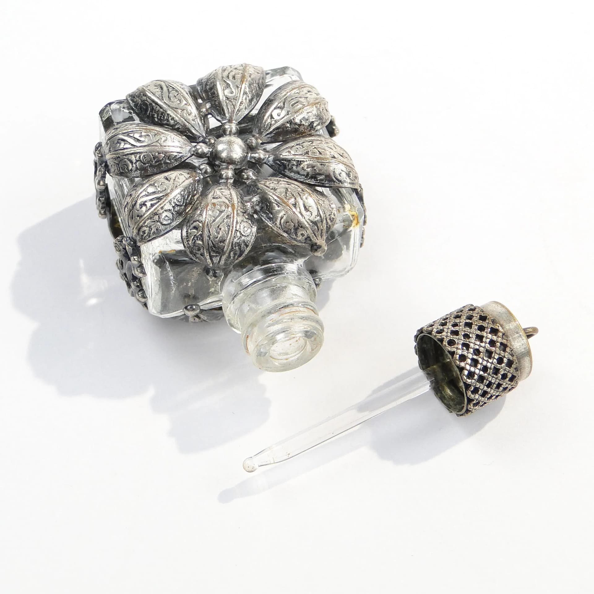 Flakon na perfumy, szkło transparentne, metal srebrny, Szwecja, lata 50. - 390736