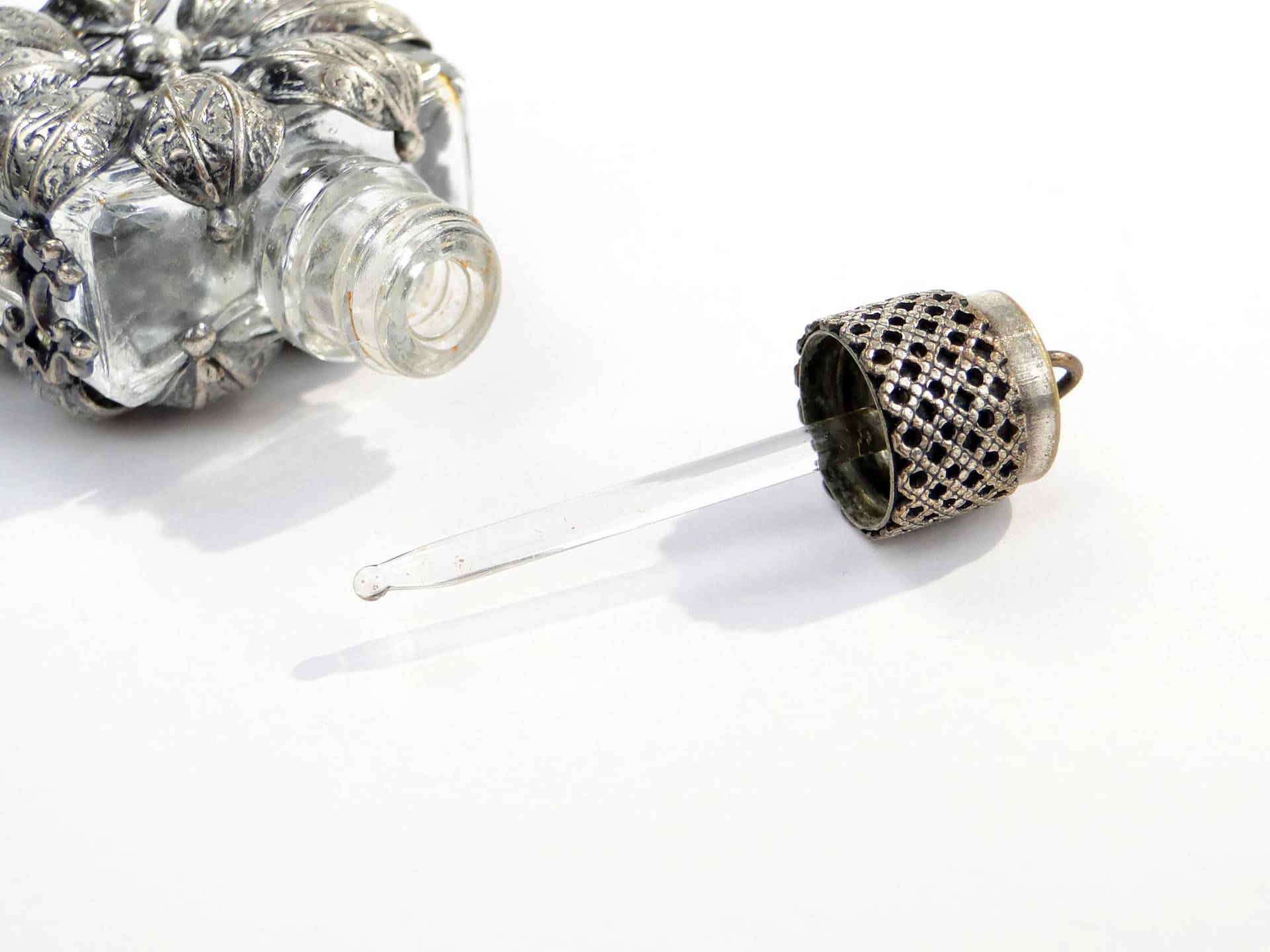 Flakon na perfumy, szkło transparentne, metal srebrny, Szwecja, lata 50. - 390737
