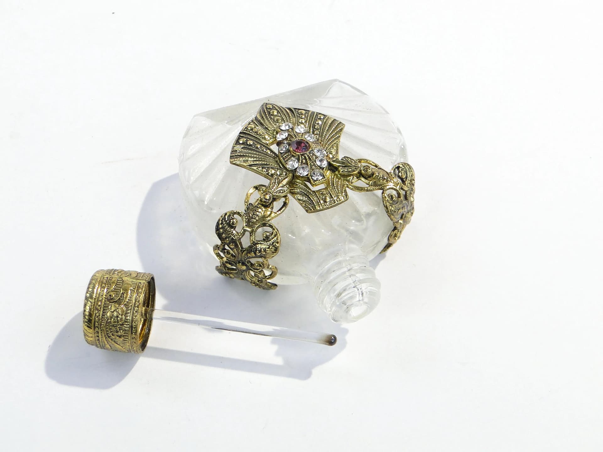 Flakon na perfumy, złoty, szkło, metal, Bohemia, Czechy, lata 50. - 390796