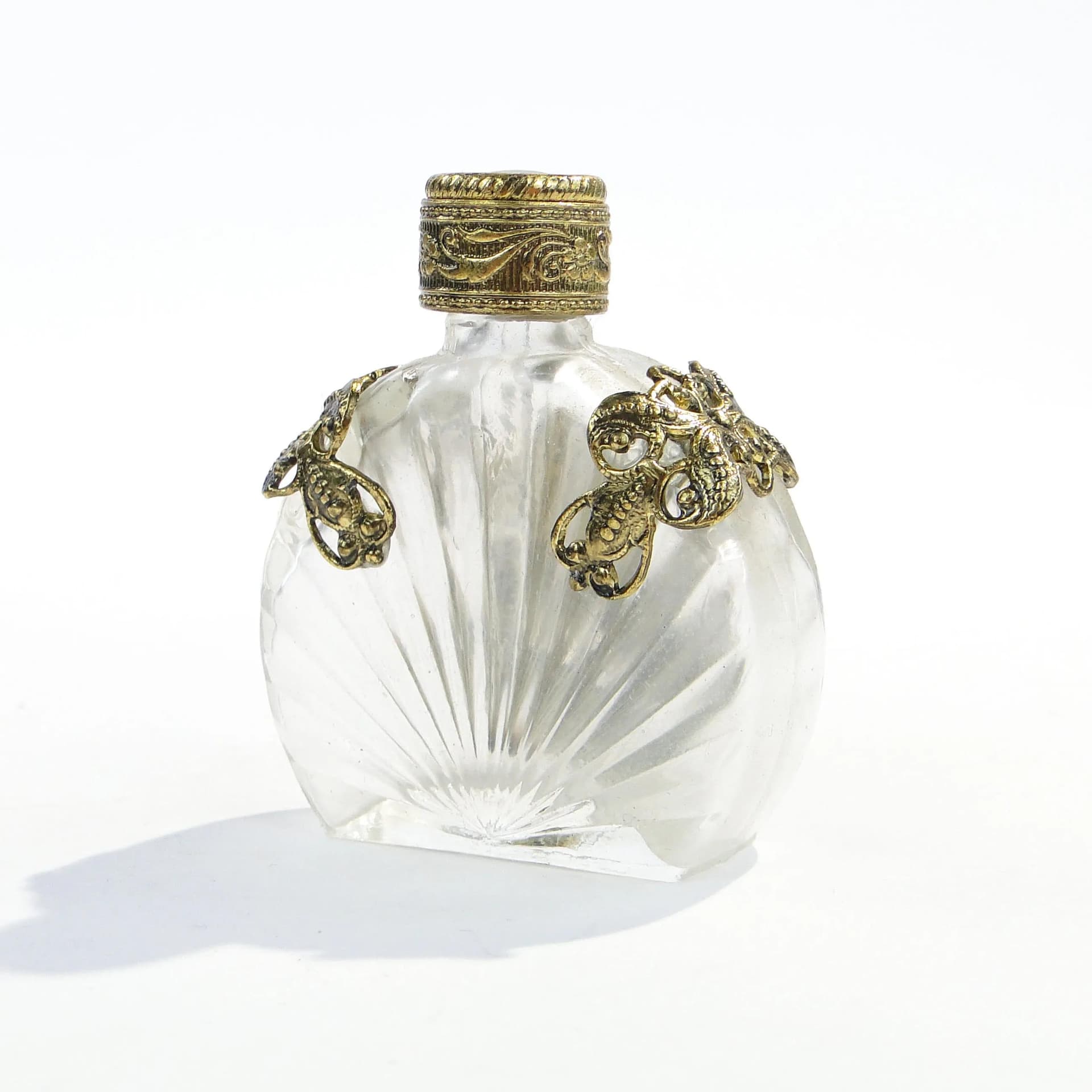 Flakon na perfumy, złoty, szkło, metal, Bohemia, Czechy, lata 50. - 390794