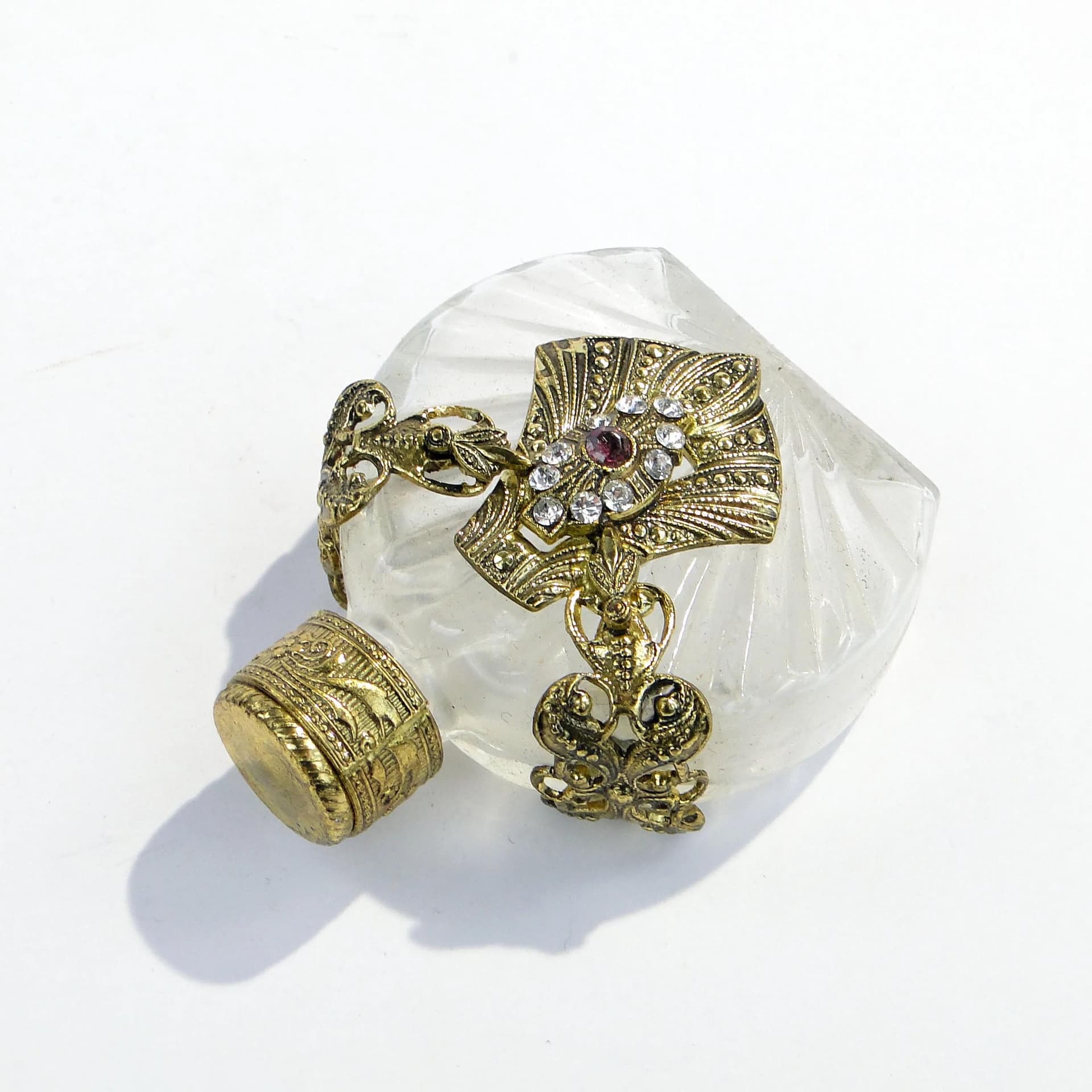 Flakon na perfumy, złoty, szkło, metal, Bohemia, Czechy, lata 50. - 390795