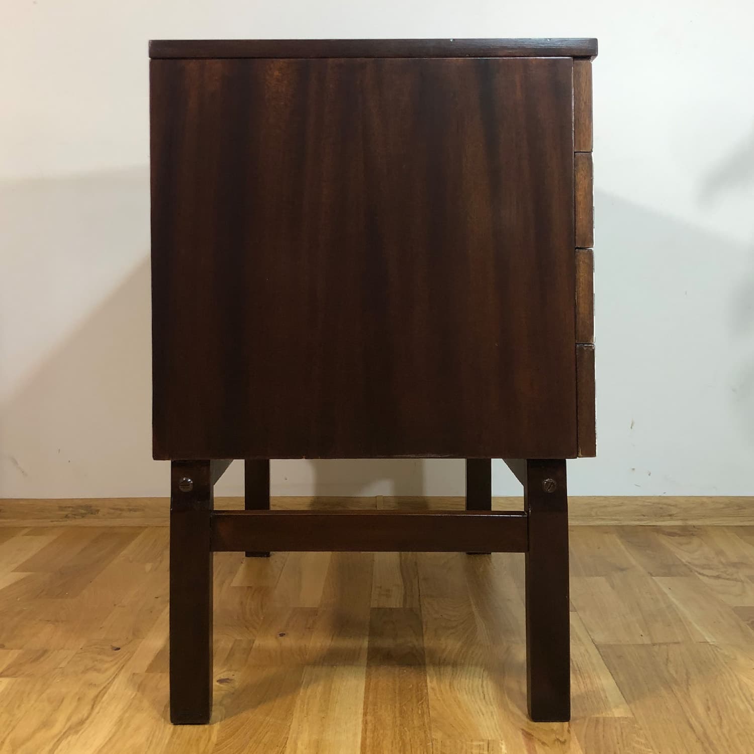 Sideboard Op Art, brązowy, drewno, szkło czarne, Polska, lata 70. - 391112
