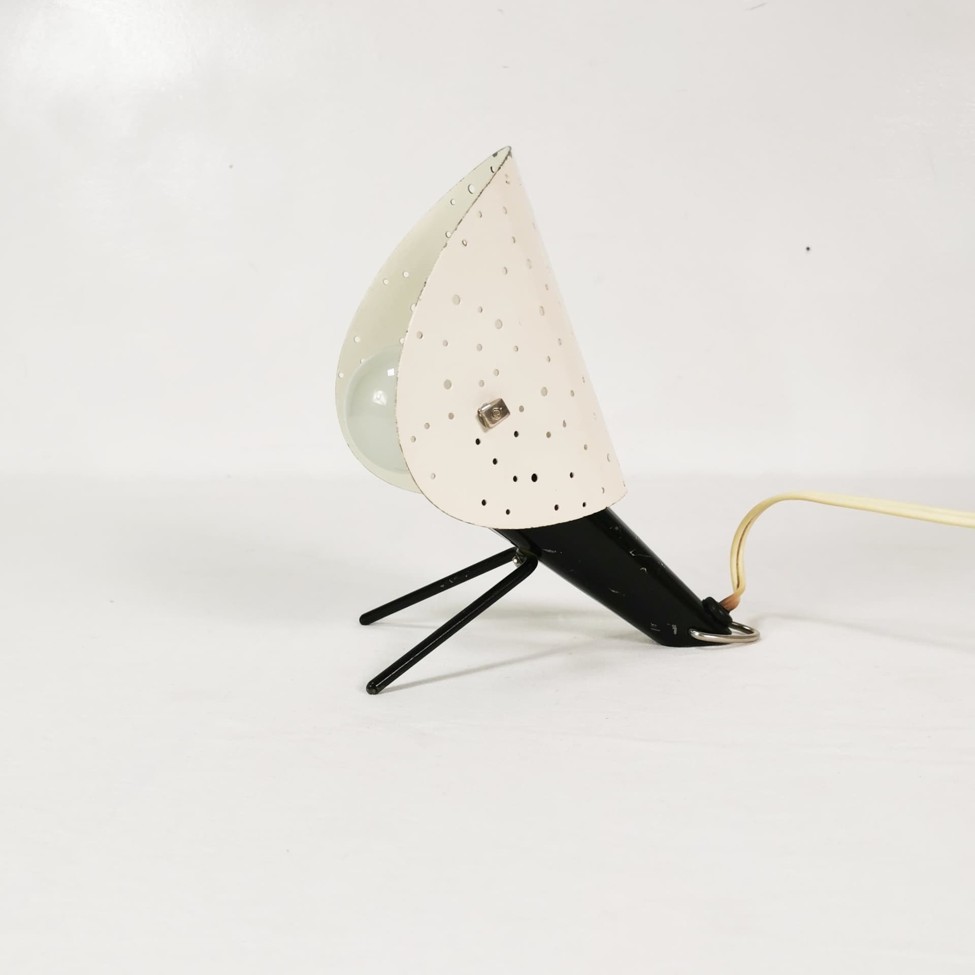 Lampka stołowa Jamnik typ 1318, metal czarny biały, proj. A. Gałecki, Polska, lata 60. - 391151