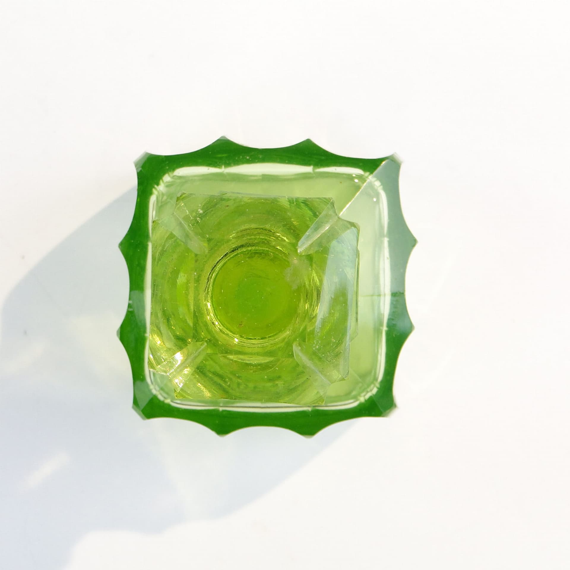 Flakon na perfumy, szkło uranowe przezroczyste żółto-zielone, początek XX w. - 391630