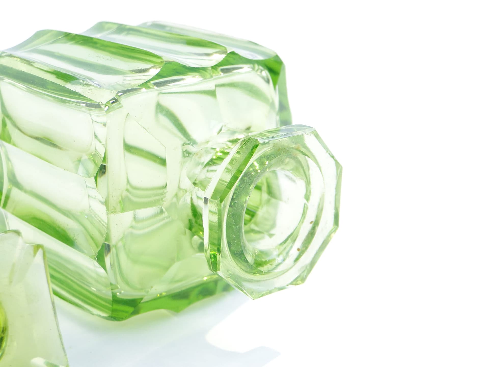 Flakon na perfumy, szkło uranowe przezroczyste żółto-zielone, początek XX w. - 391628