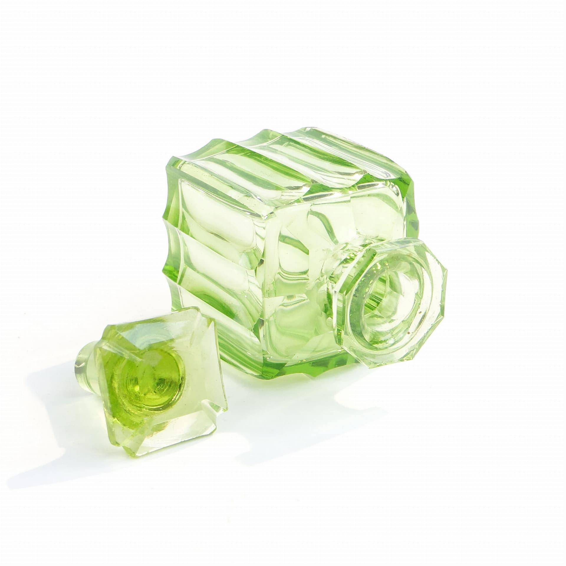 Flakon na perfumy, szkło uranowe przezroczyste żółto-zielone, początek XX w. - 391627