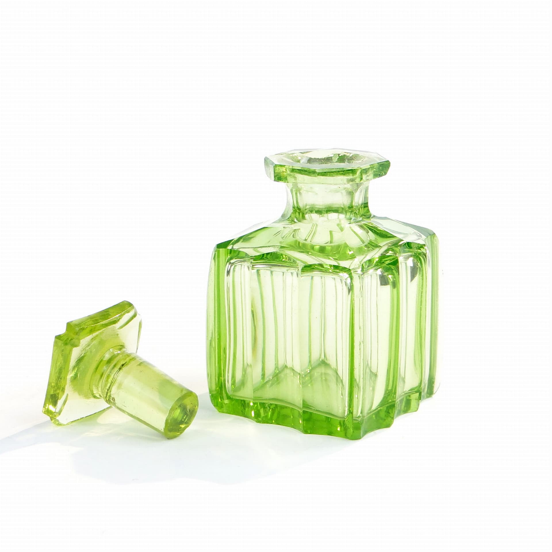 Flakon na perfumy, szkło uranowe przezroczyste żółto-zielone, początek XX w. - 391626