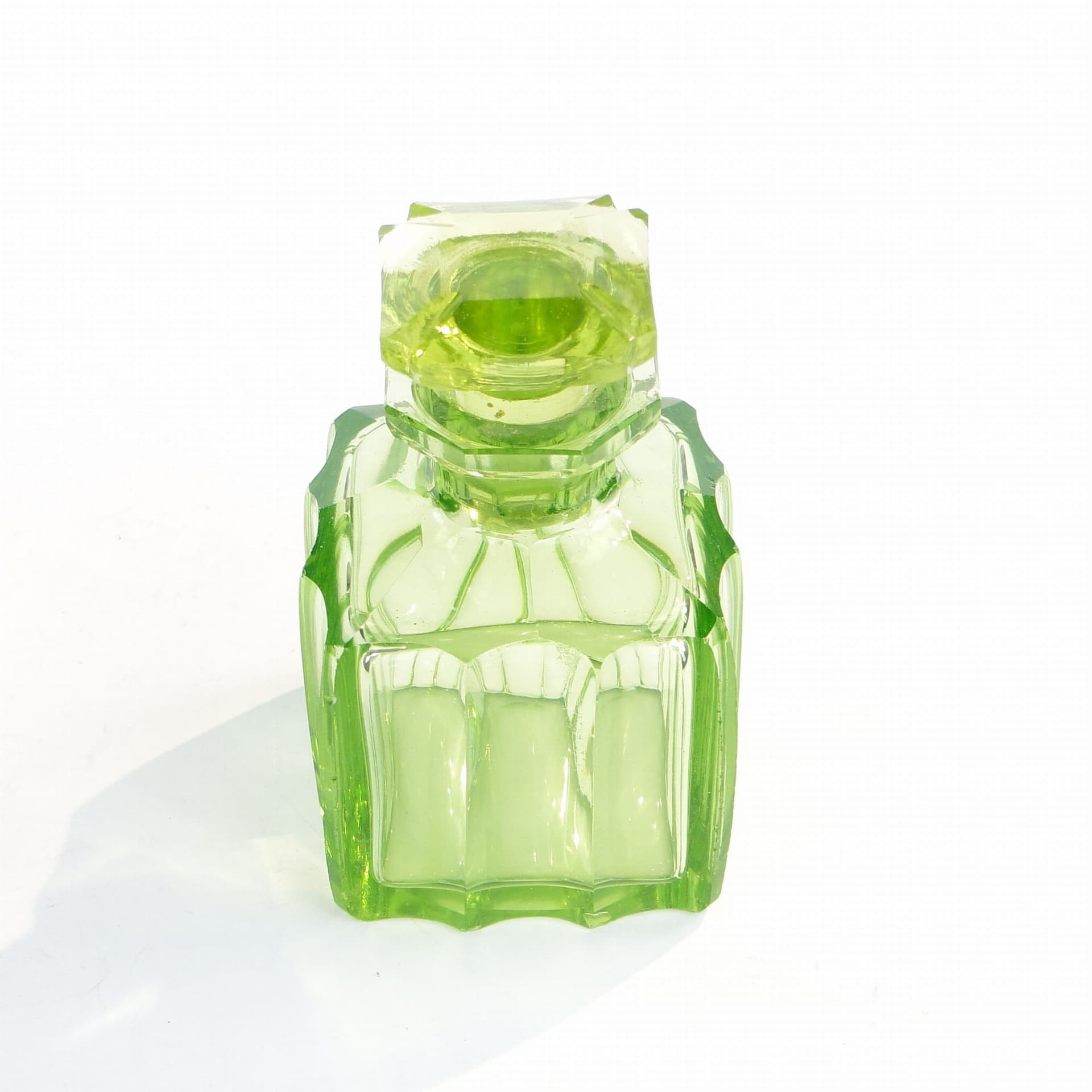 Flakon na perfumy, szkło uranowe przezroczyste żółto-zielone, początek XX w. - 391625