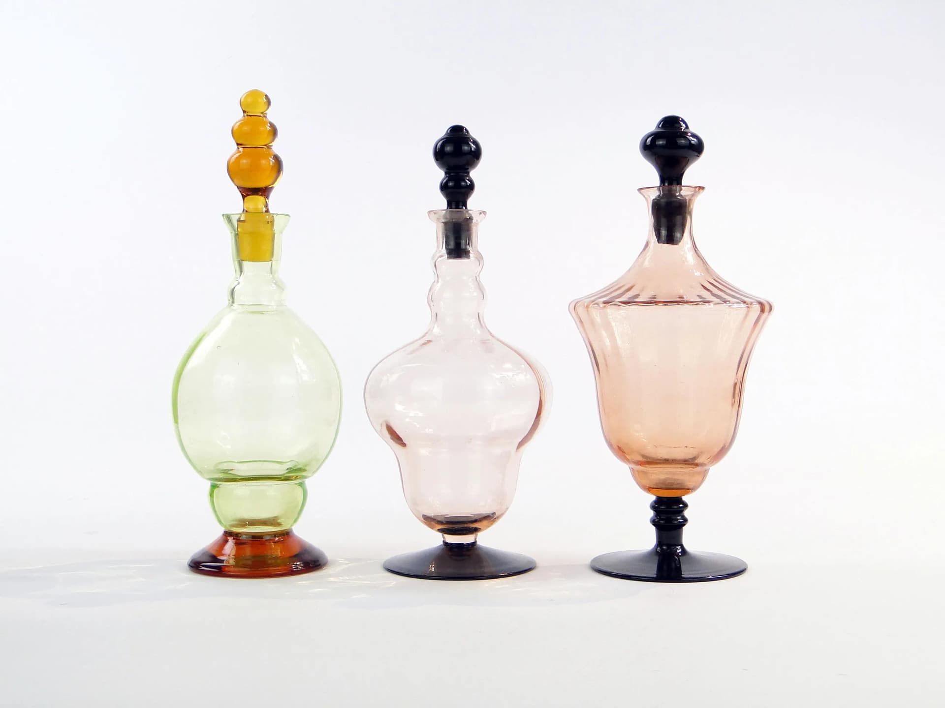 Decanter Art Deco, pink black glass, Huta Szkła Zawiercie, Poland, 1930s. - 391634