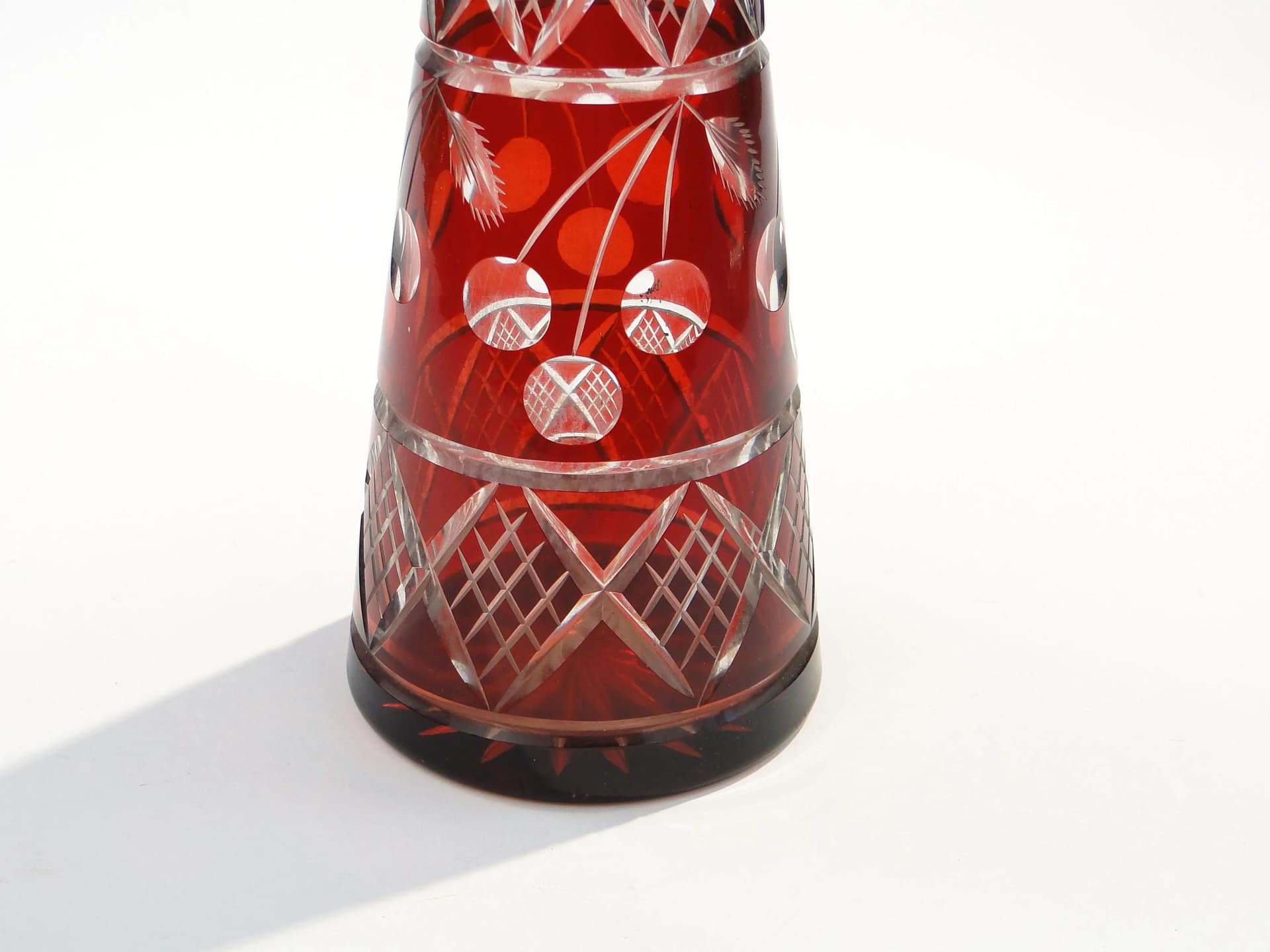 Karafka Art déco, czerwony przezroczysty, kryształ szkło, Czechosłowacja, lata 30. - 392103