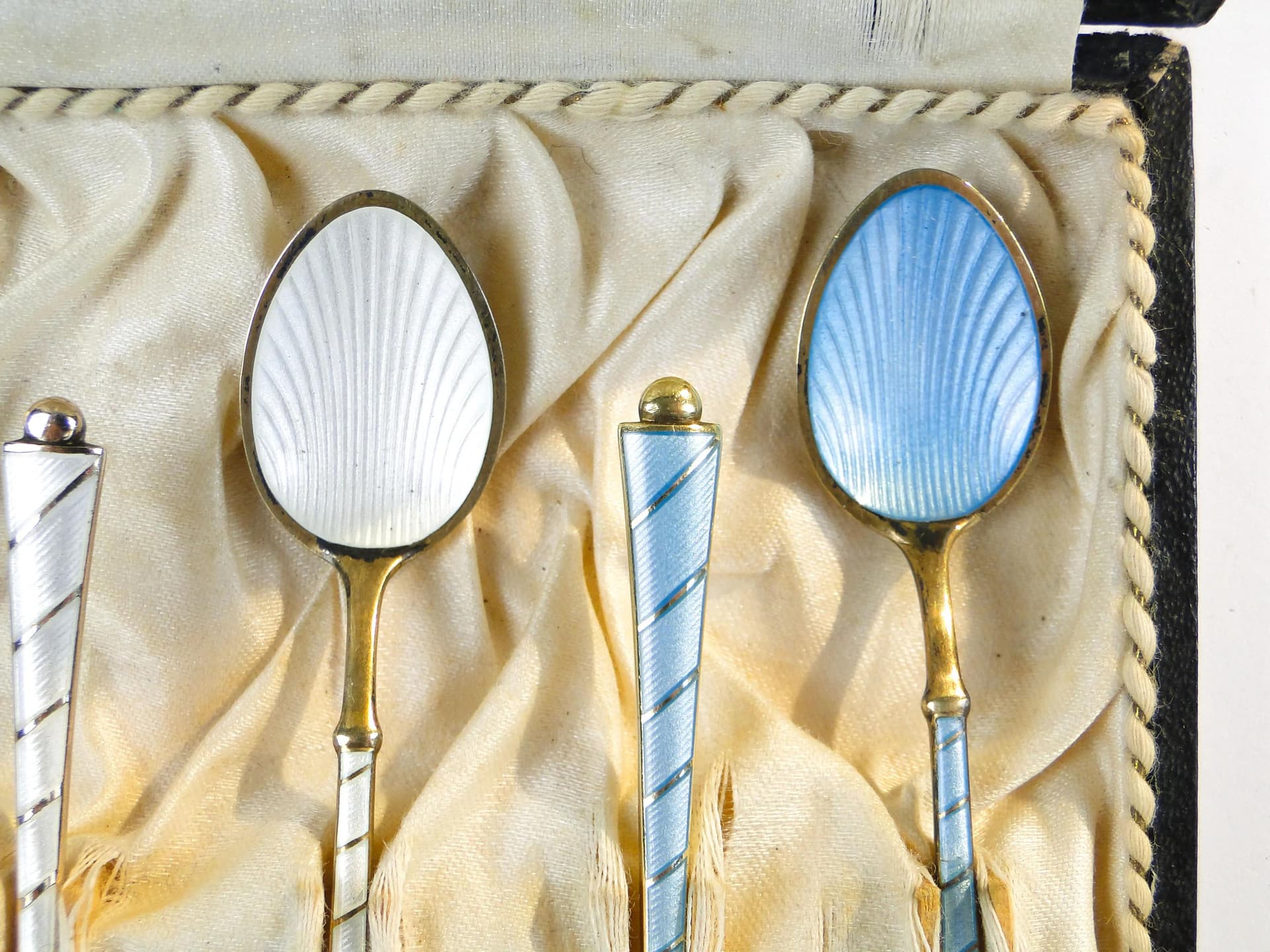 Komplet łyżeczek do mokki Art déco, żółty, biały, niebieski, srebro złocone, Dania, lata 40. - 392331