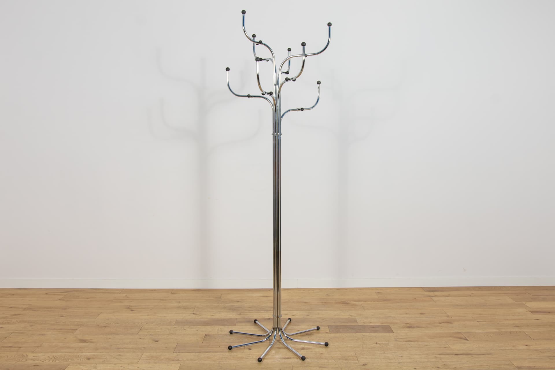 Wieszak podłogowy Coat Tree, stal chromowana srebrna, plastik czarny, proj. S. Werner, Fritz Hansen, Dania, XXI w. - 392976