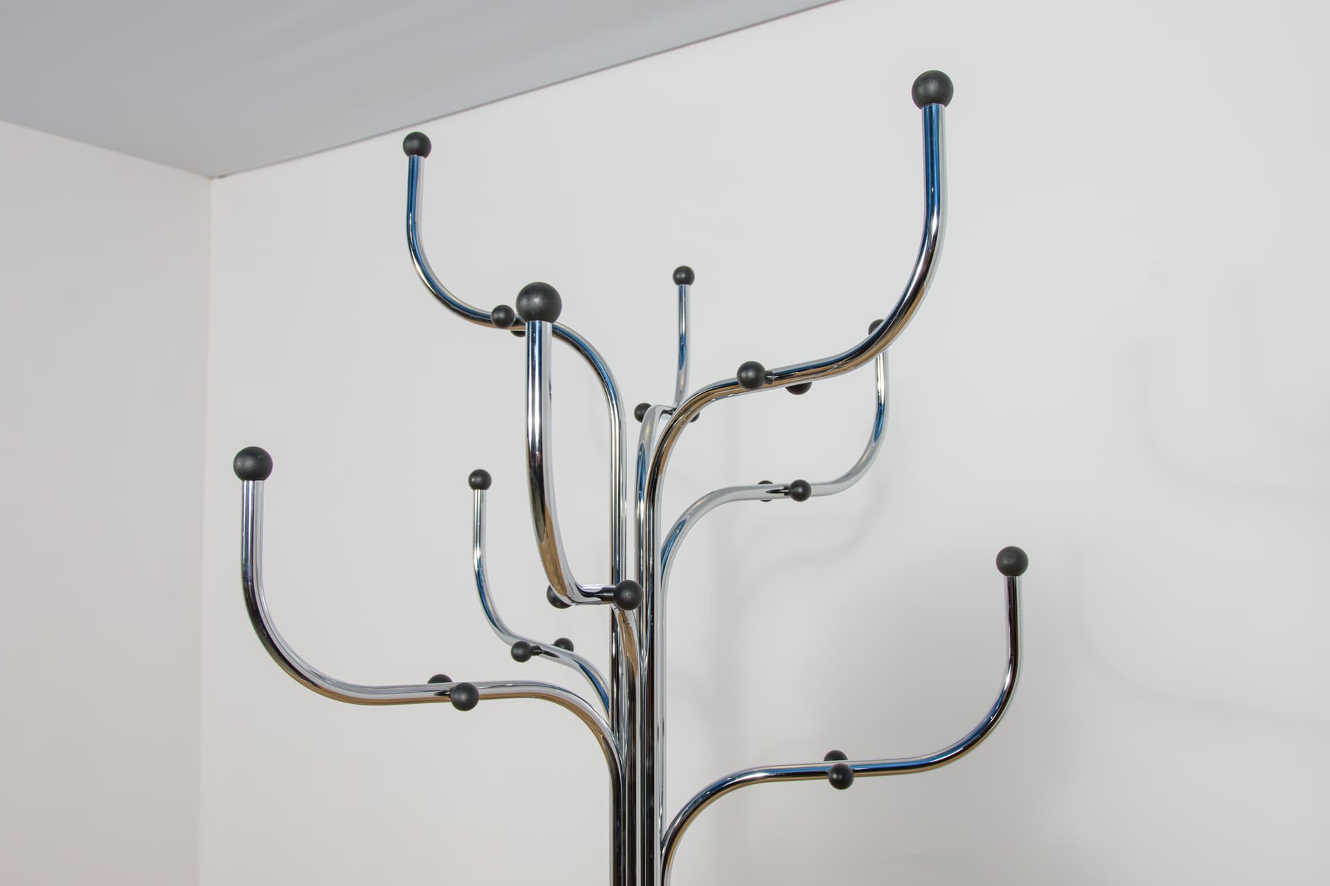 Wieszak podłogowy Coat Tree, stal chromowana srebrna, plastik czarny, proj. S. Werner, Fritz Hansen, Dania, XXI w. - 392980