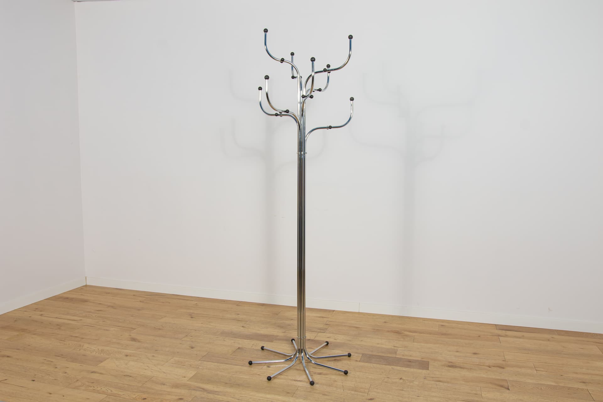 Wieszak podłogowy Coat Tree, stal chromowana srebrna, plastik czarny, proj. S. Werner, Fritz Hansen, Dania, XXI w. - 392977
