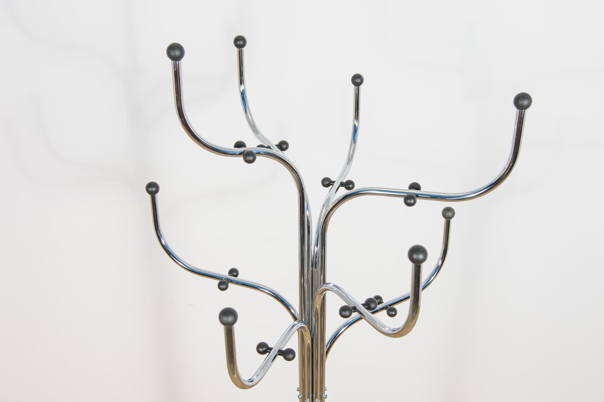 Wieszak podłogowy Coat Tree, stal chromowana srebrna, plastik czarny, proj. S. Werner, Fritz Hansen, Dania, XXI w. - 392983