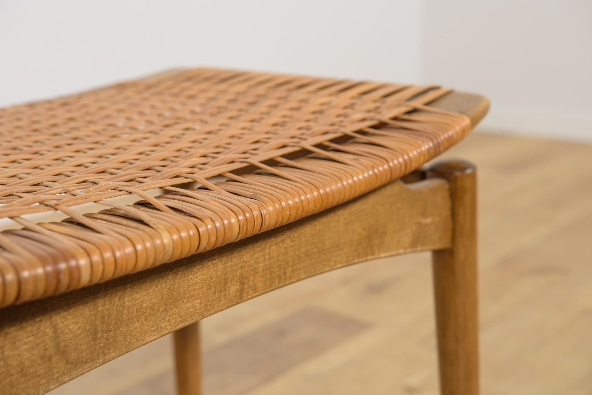 Taboret, buk brązowy, rattan beżowy, proj. S. Omann, Ølholm Møbelfabrik, Dania, lata 60. - 392993