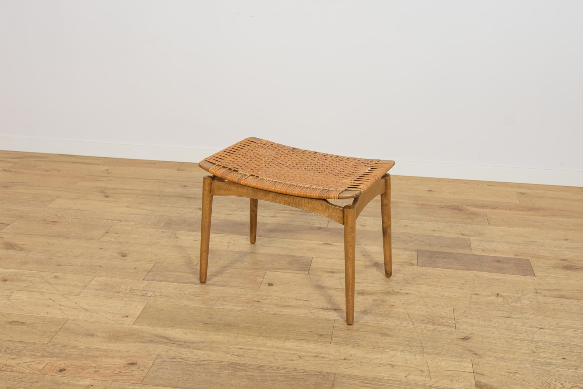 Taboret, buk brązowy, rattan beżowy, proj. S. Omann, Ølholm Møbelfabrik, Dania, lata 60. - 392985