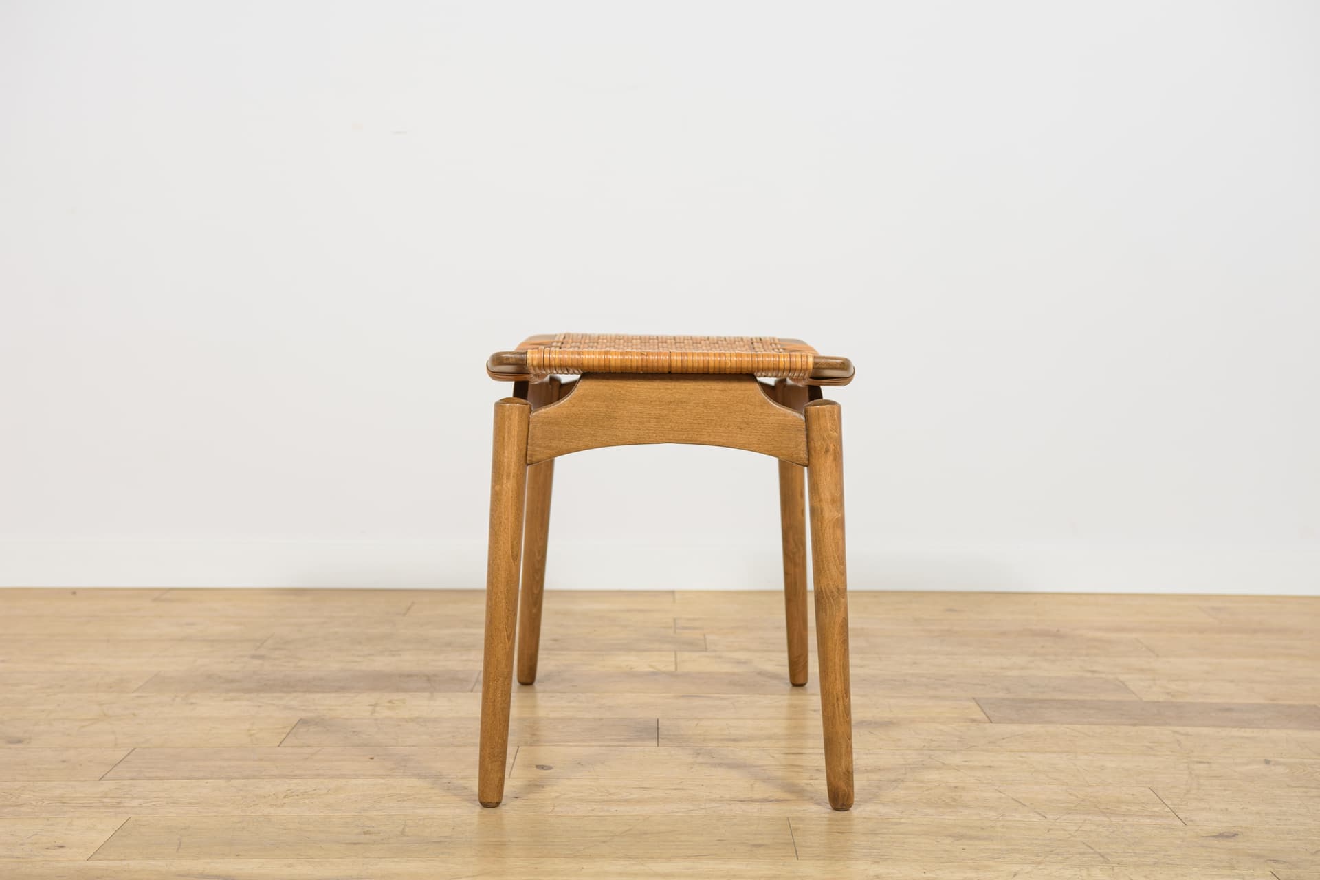 Taboret, buk brązowy, rattan beżowy, proj. S. Omann, Ølholm Møbelfabrik, Dania, lata 60. - 392991