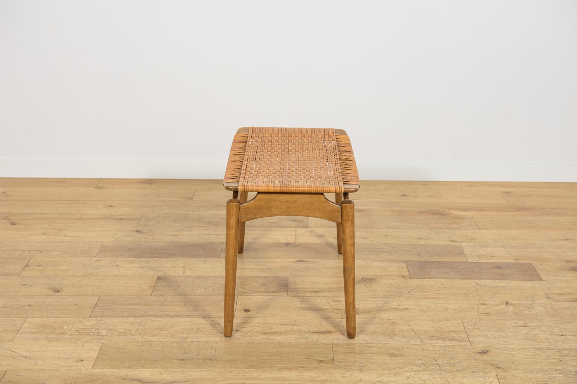 Taboret, buk brązowy, rattan beżowy, proj. S. Omann, Ølholm Møbelfabrik, Dania, lata 60. - 392990