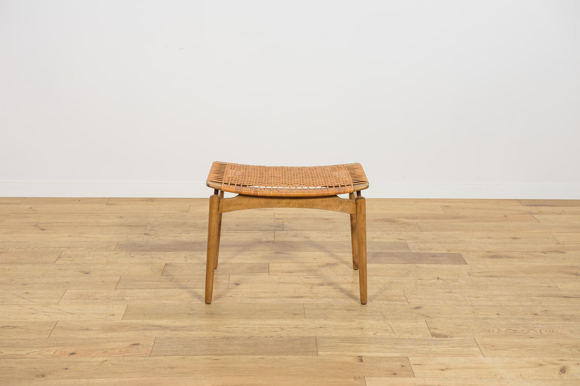 Taboret, buk brązowy, rattan beżowy, proj. S. Omann, Ølholm Møbelfabrik, Dania, lata 60. - 392986