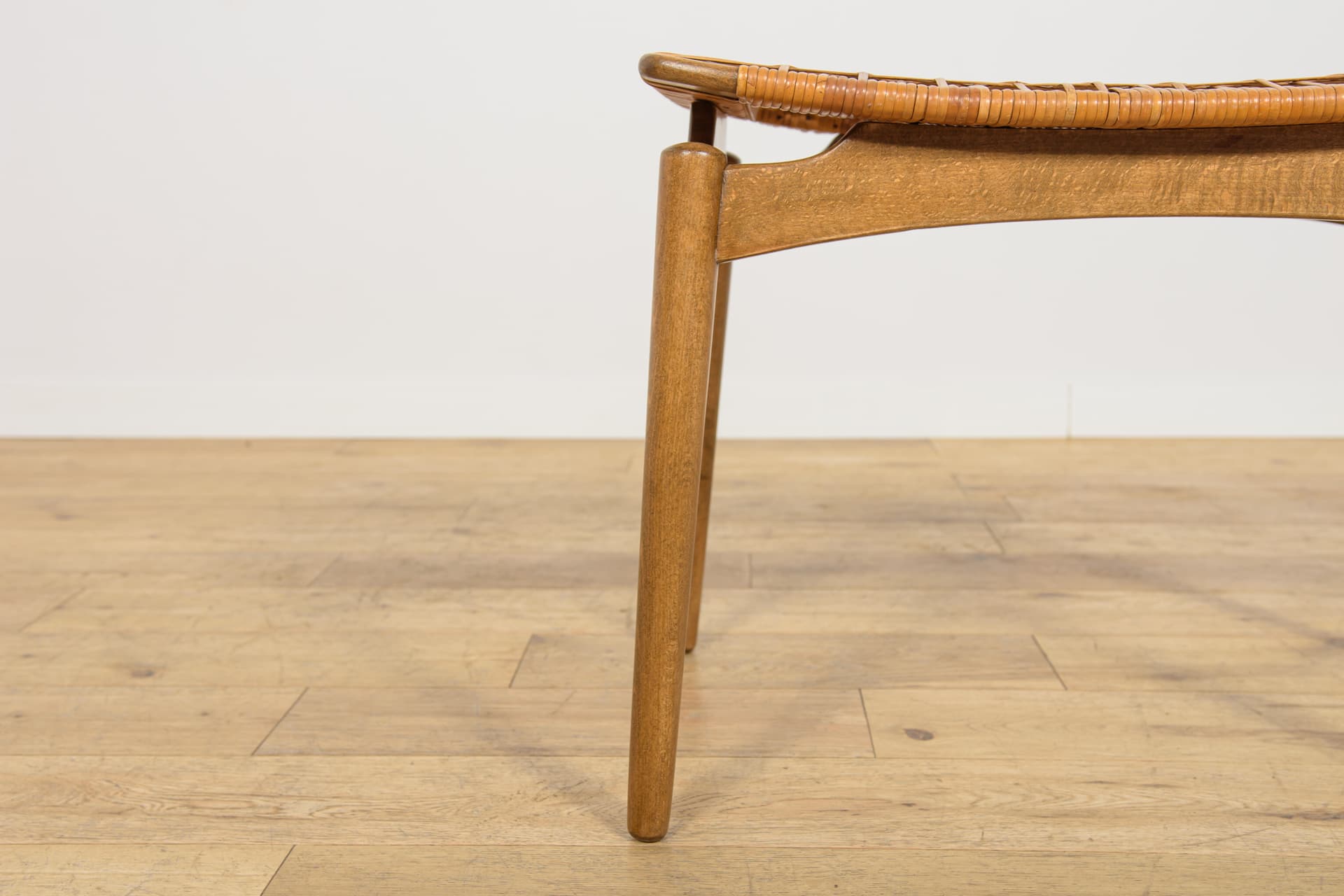 Taboret, buk brązowy, rattan beżowy, proj. S. Omann, Ølholm Møbelfabrik, Dania, lata 60. - 392995