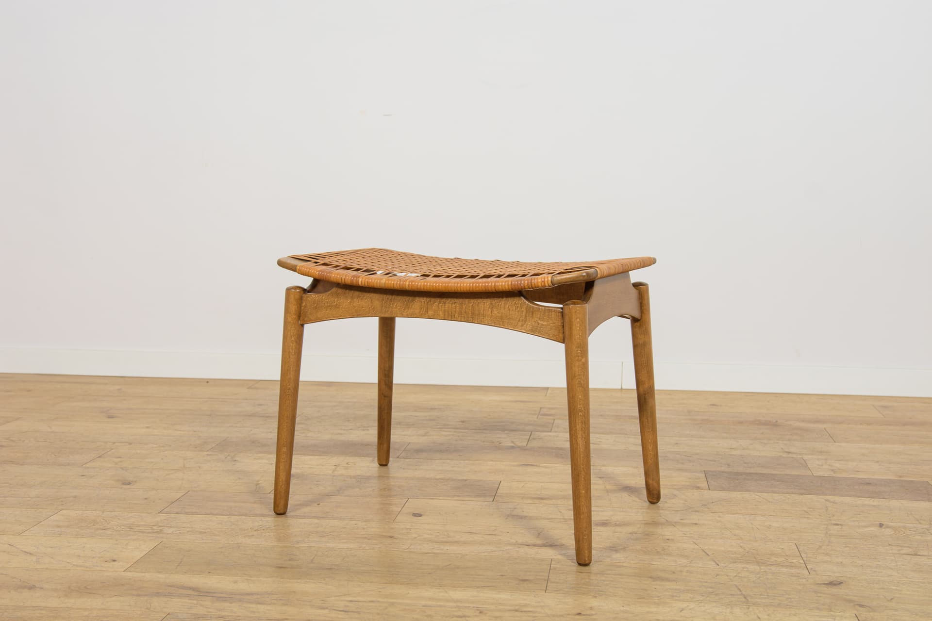 Taboret, buk brązowy, rattan beżowy, proj. S. Omann, Ølholm Møbelfabrik, Dania, lata 60. - 392989