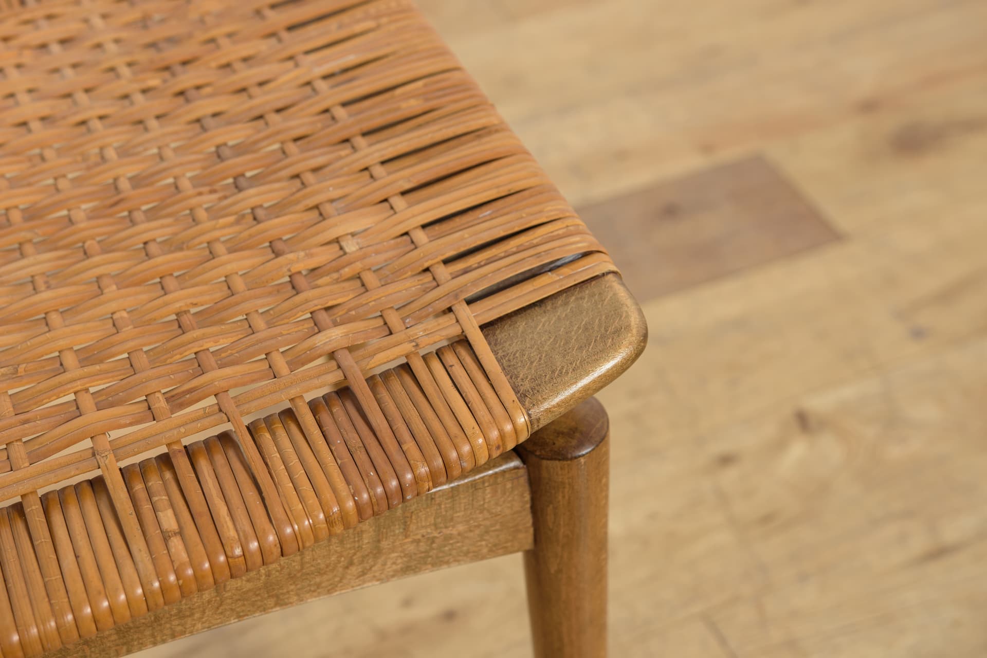 Taboret, buk brązowy, rattan beżowy, proj. S. Omann, Ølholm Møbelfabrik, Dania, lata 60. - 392992