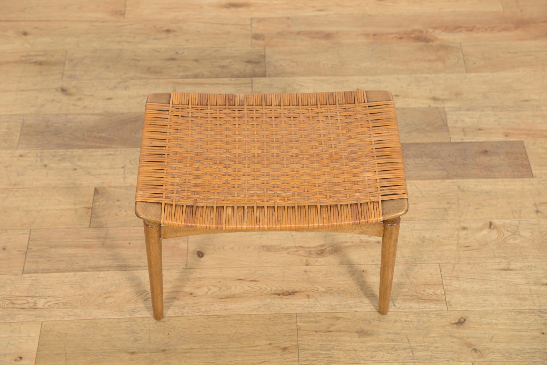 Taboret, buk brązowy, rattan beżowy, proj. S. Omann, Ølholm Møbelfabrik, Dania, lata 60. - 392988