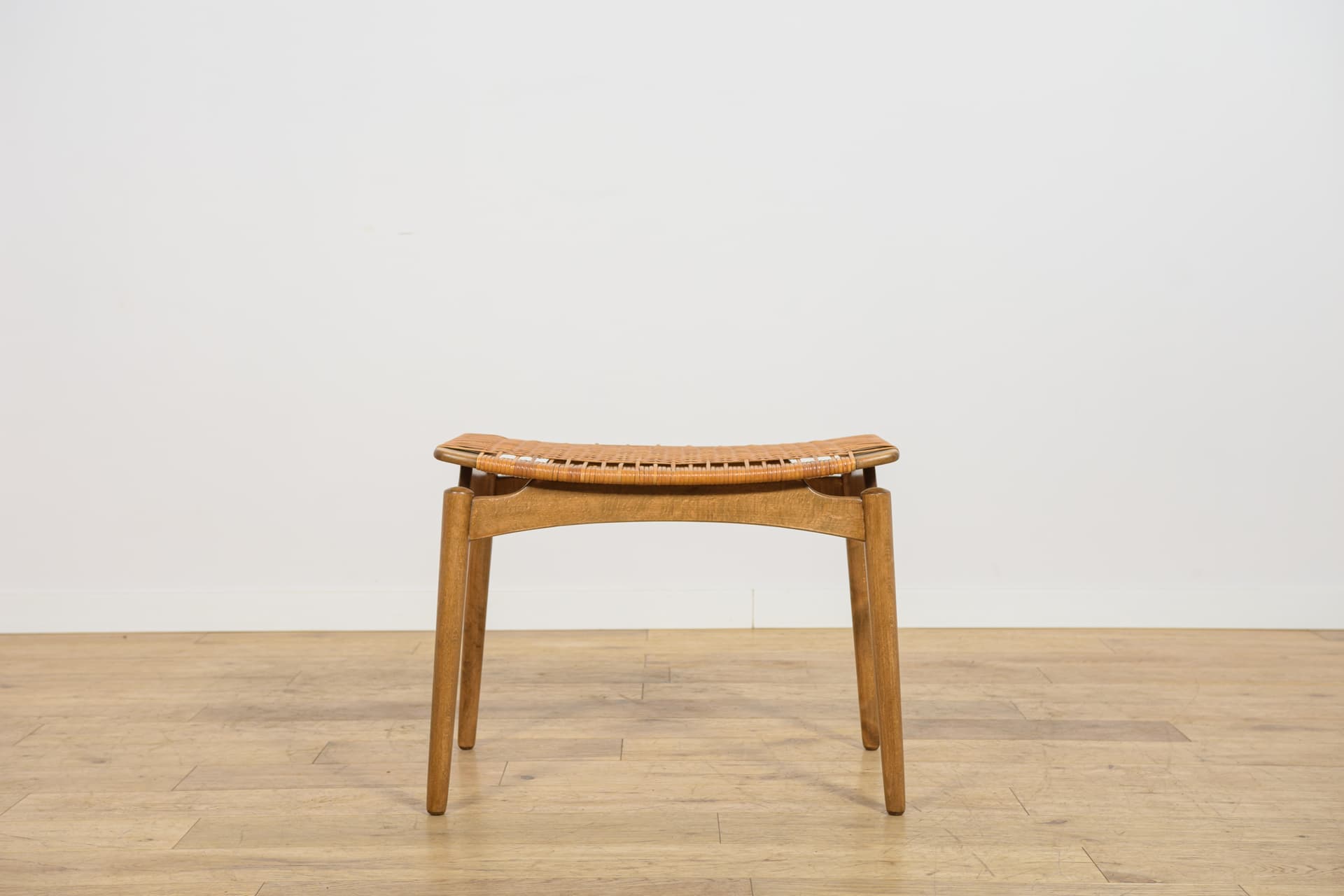 Taboret, buk brązowy, rattan beżowy, proj. S. Omann, Ølholm Møbelfabrik, Dania, lata 60. - 392987