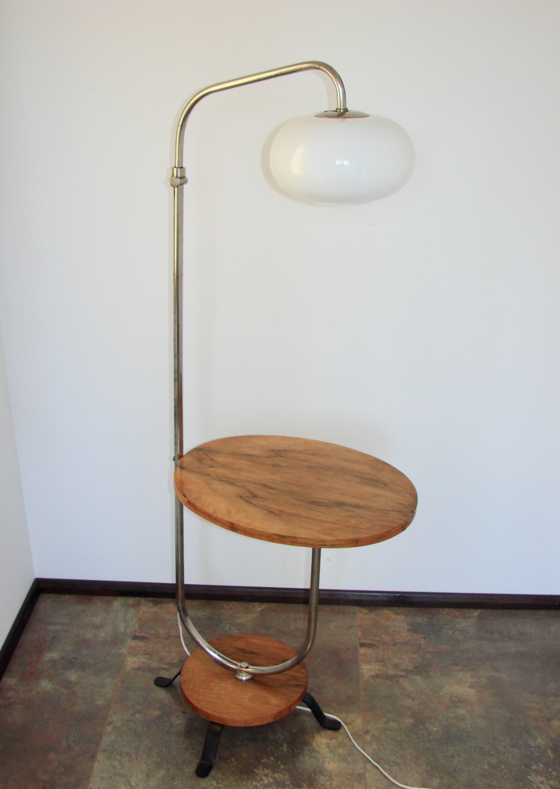 Lampa podłogowa ze stolikiem, drewno brązowy, stal srebrny, szkło biały, lata 40. - 393164