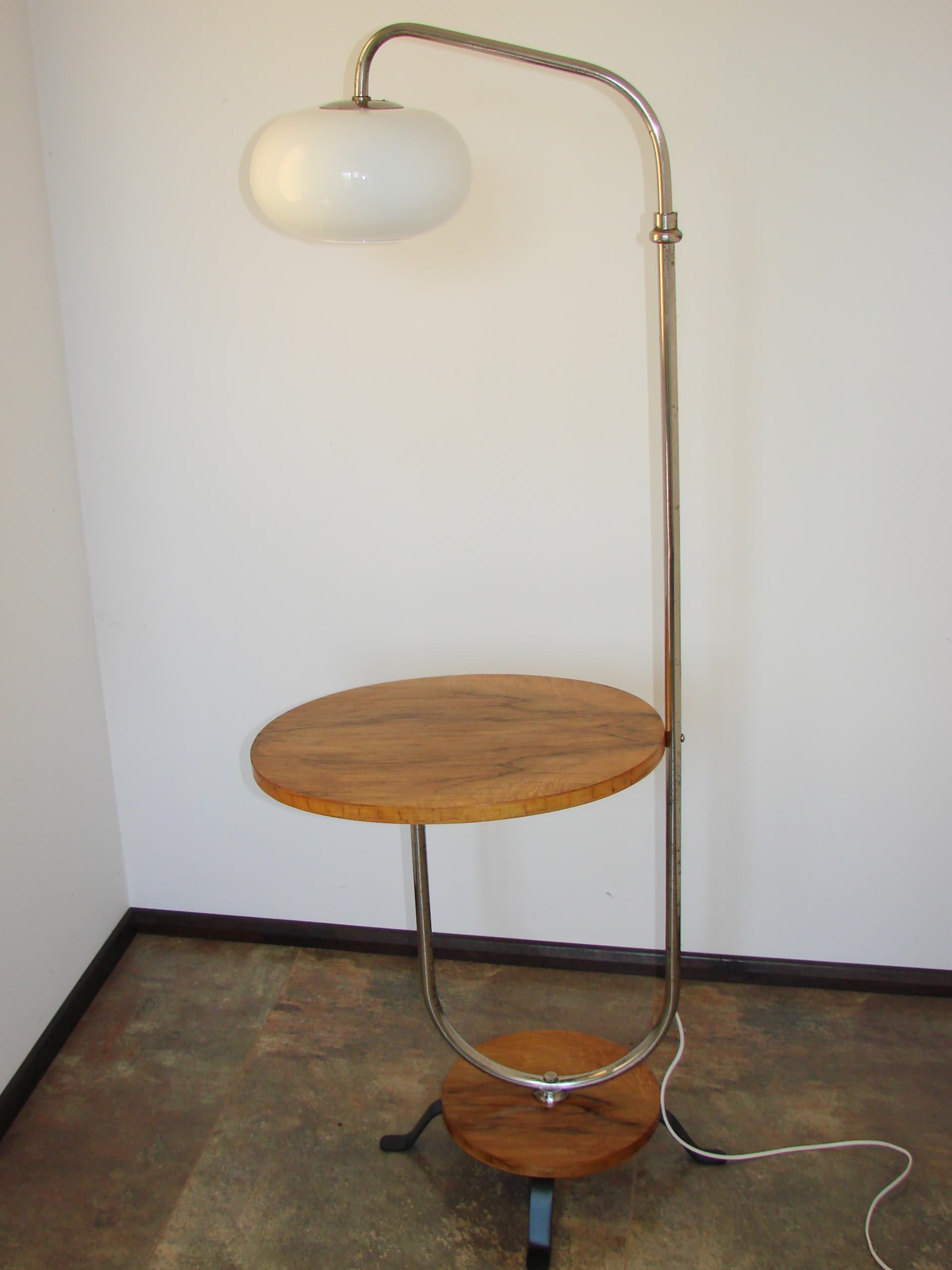Lampa podłogowa ze stolikiem, drewno brązowy, stal srebrny, szkło biały, lata 40. - 393166