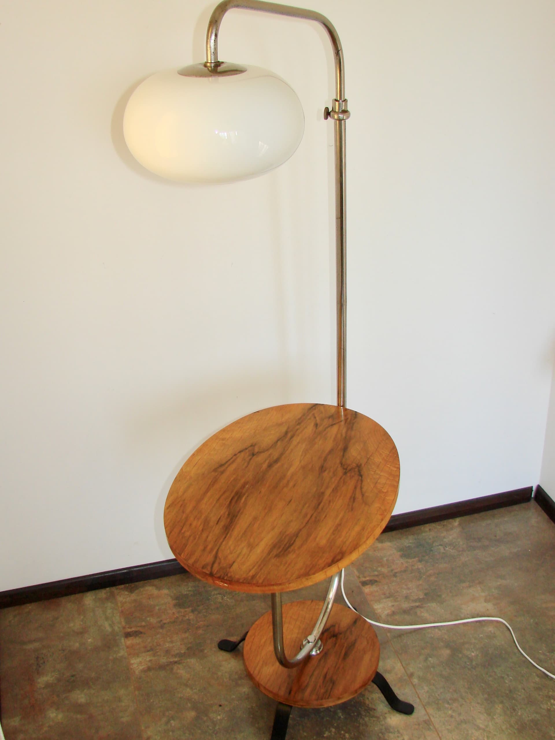 Lampa podłogowa ze stolikiem, drewno brązowy, stal srebrny, szkło biały, lata 40. - 393160
