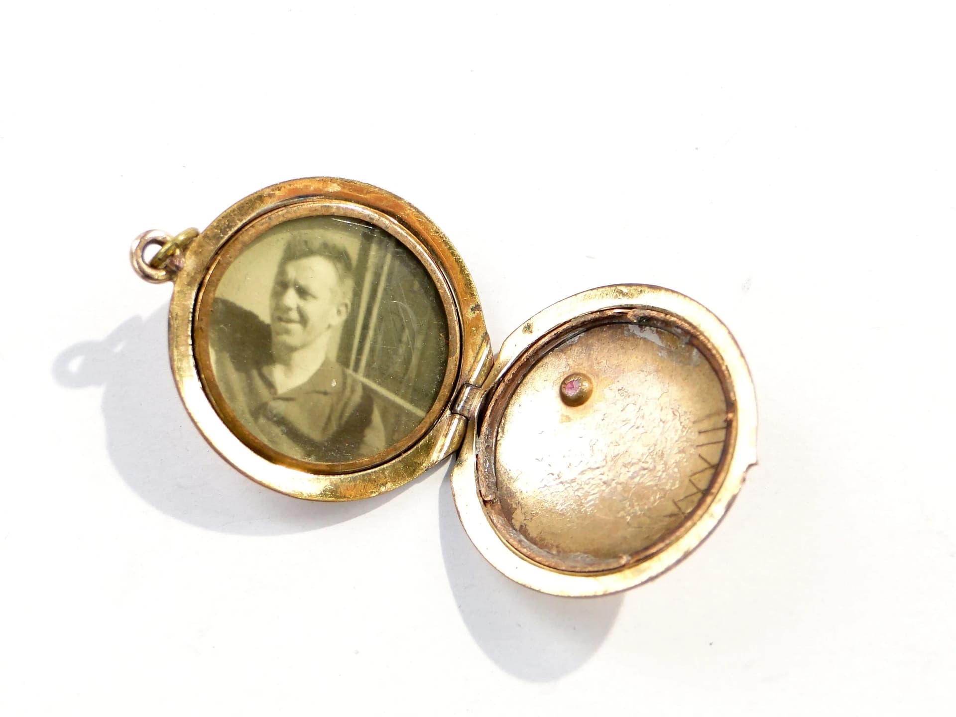 Geometric Locket, Art Nouveau, gilded brass gold, Austria, 19th century - 393259
