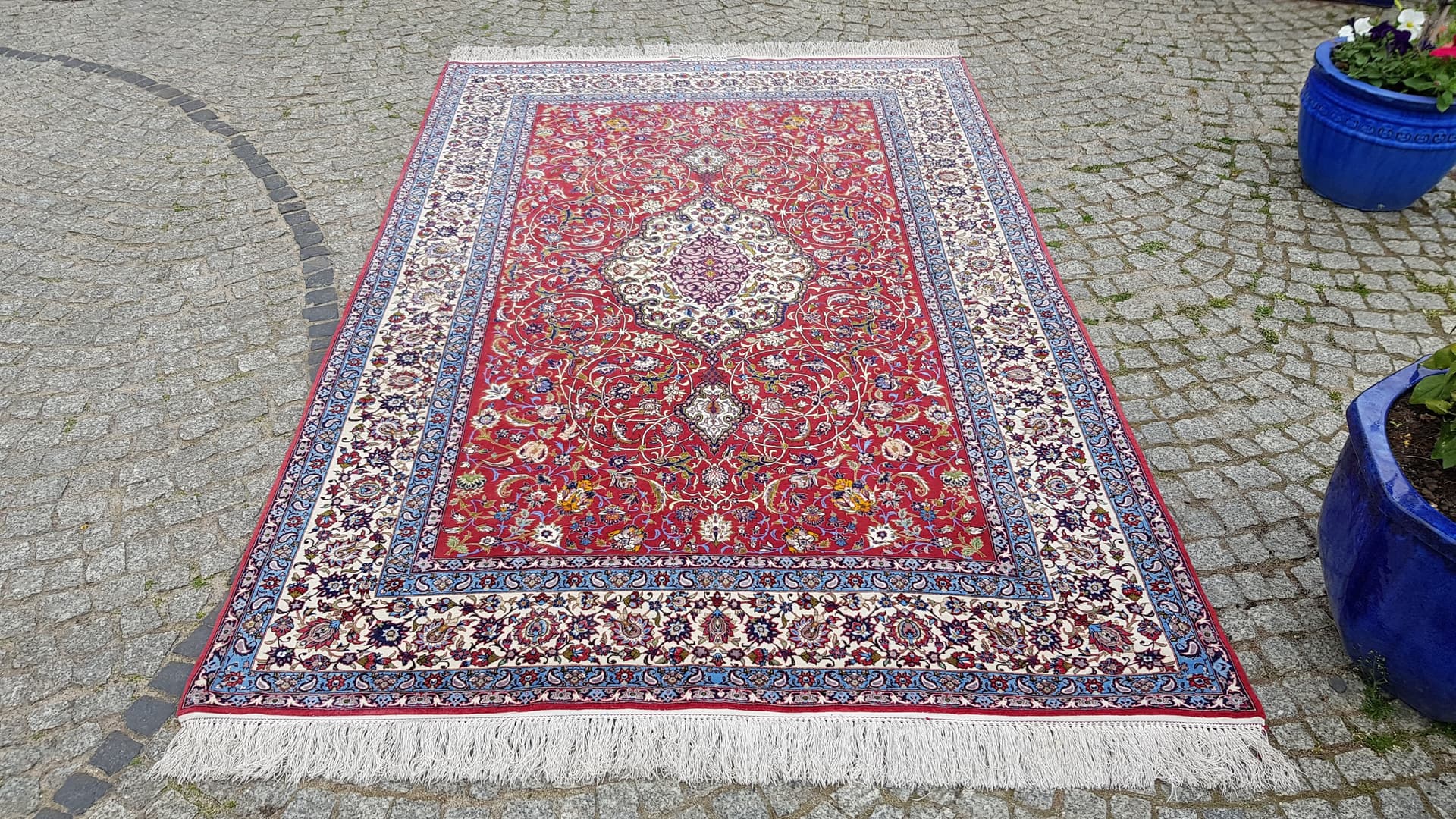 Rug Isfahan 158x260 cm, red kork wool, beige blue silk, Iran, 1970s. - 393474