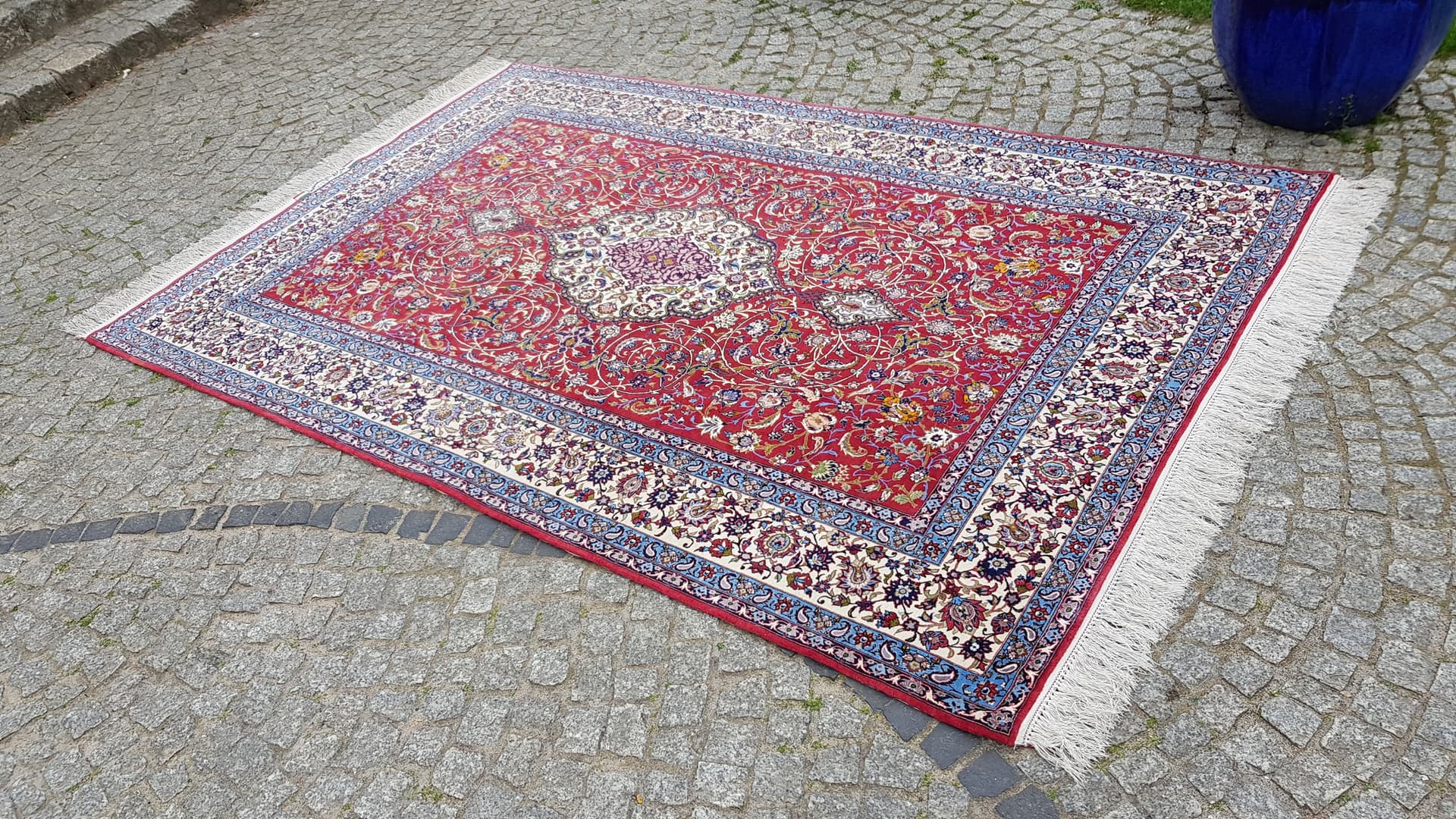 Rug Isfahan 158x260 cm, red kork wool, beige blue silk, Iran, 1970s. - 393473