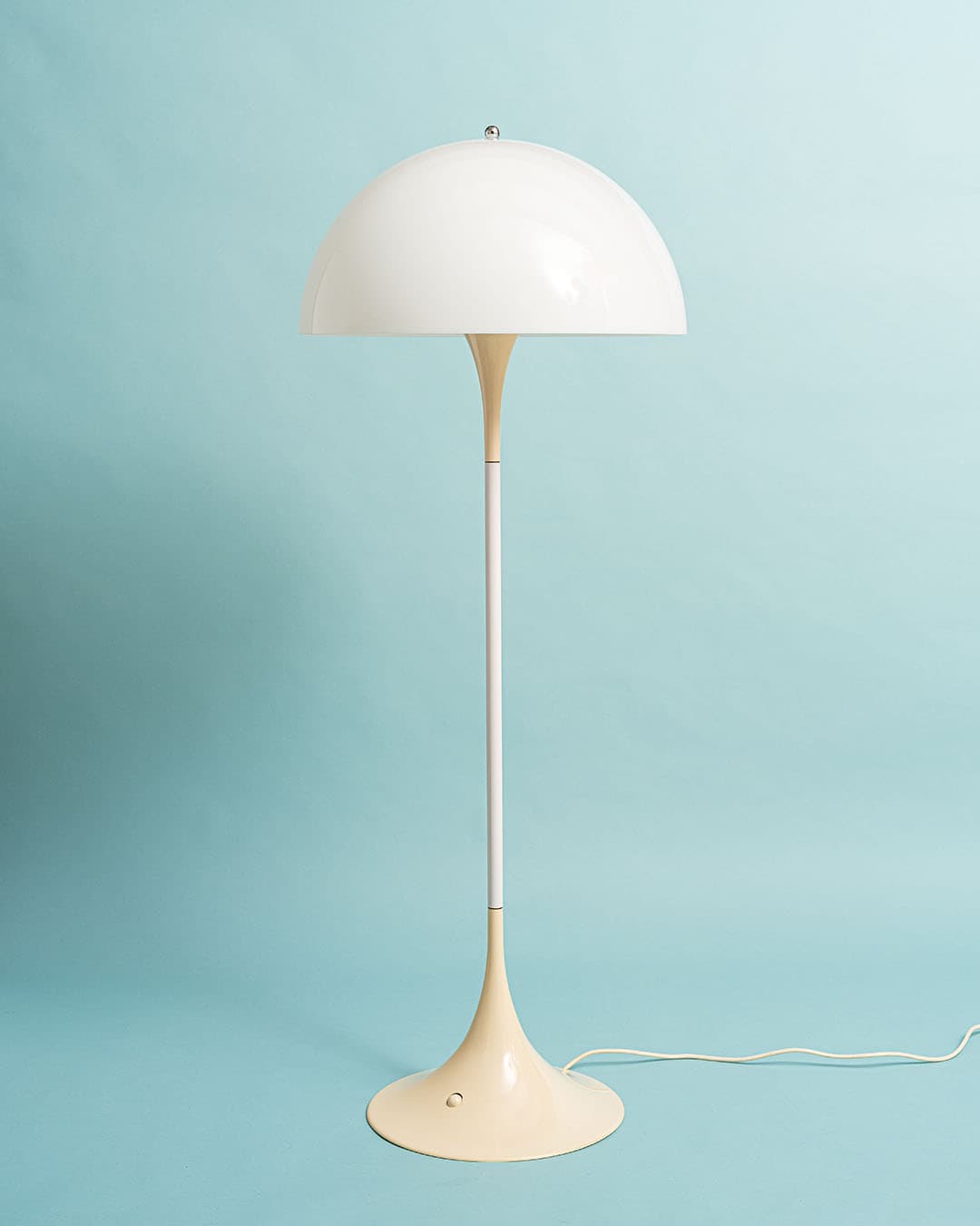 Lampa podłogowa Panthella, biały, metal plastik, proj. V. Panton, Louis Poulsen, Dania, lata 70. - 393490