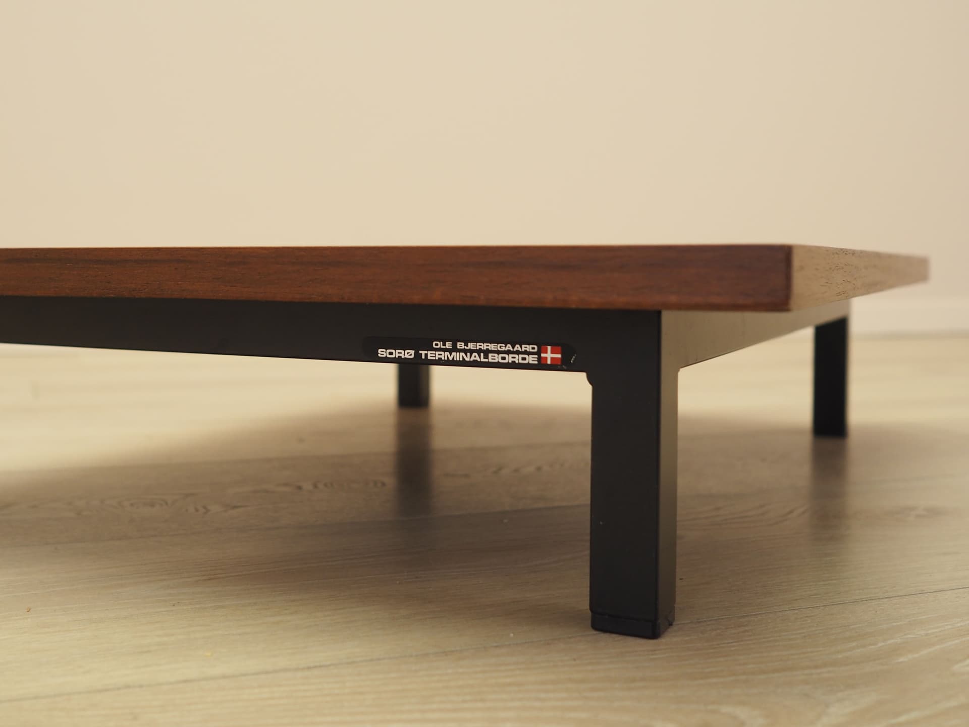 Stolik kawowy, teak brązowy, metal czarny, Szwecja, lata 80. - 393664