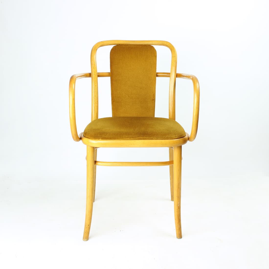 Fotel z podłokietnikami 811, złoty velvet, dąb brązowy, proj. J. Hoffman, TON, lata 60. - 394368