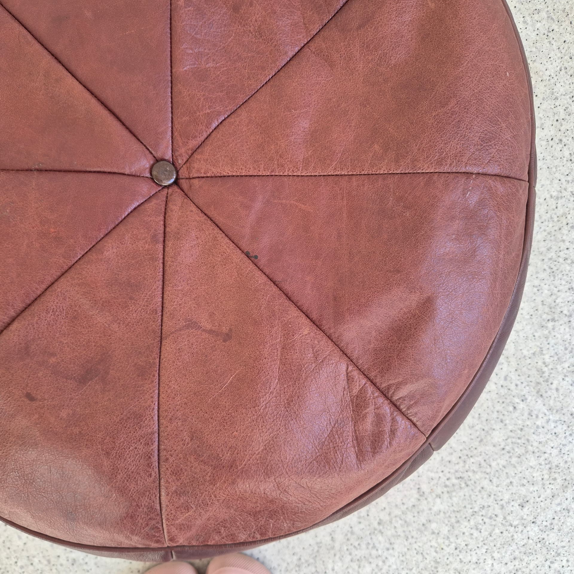 Pouf, brown leather, United Kingdom, 1980s. - 394605
